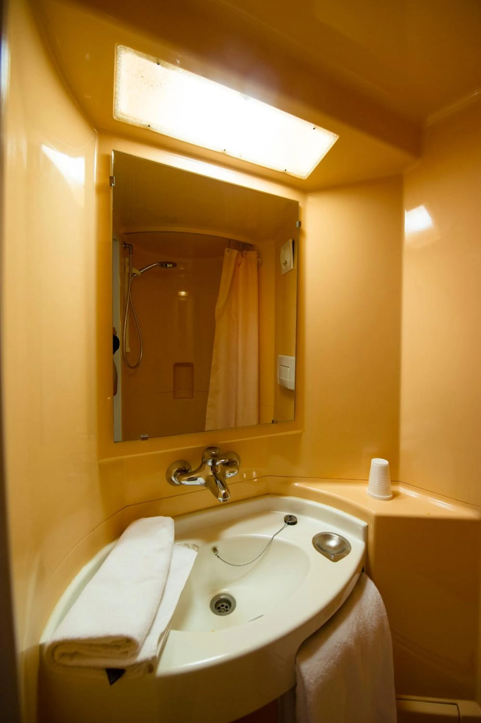 Bathroom in Premiere Classe Orleans Ouest - La Chapelle St Mesmin