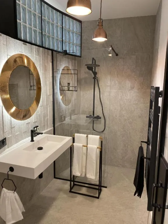 Shower in LA MAISON DE ROBINSON