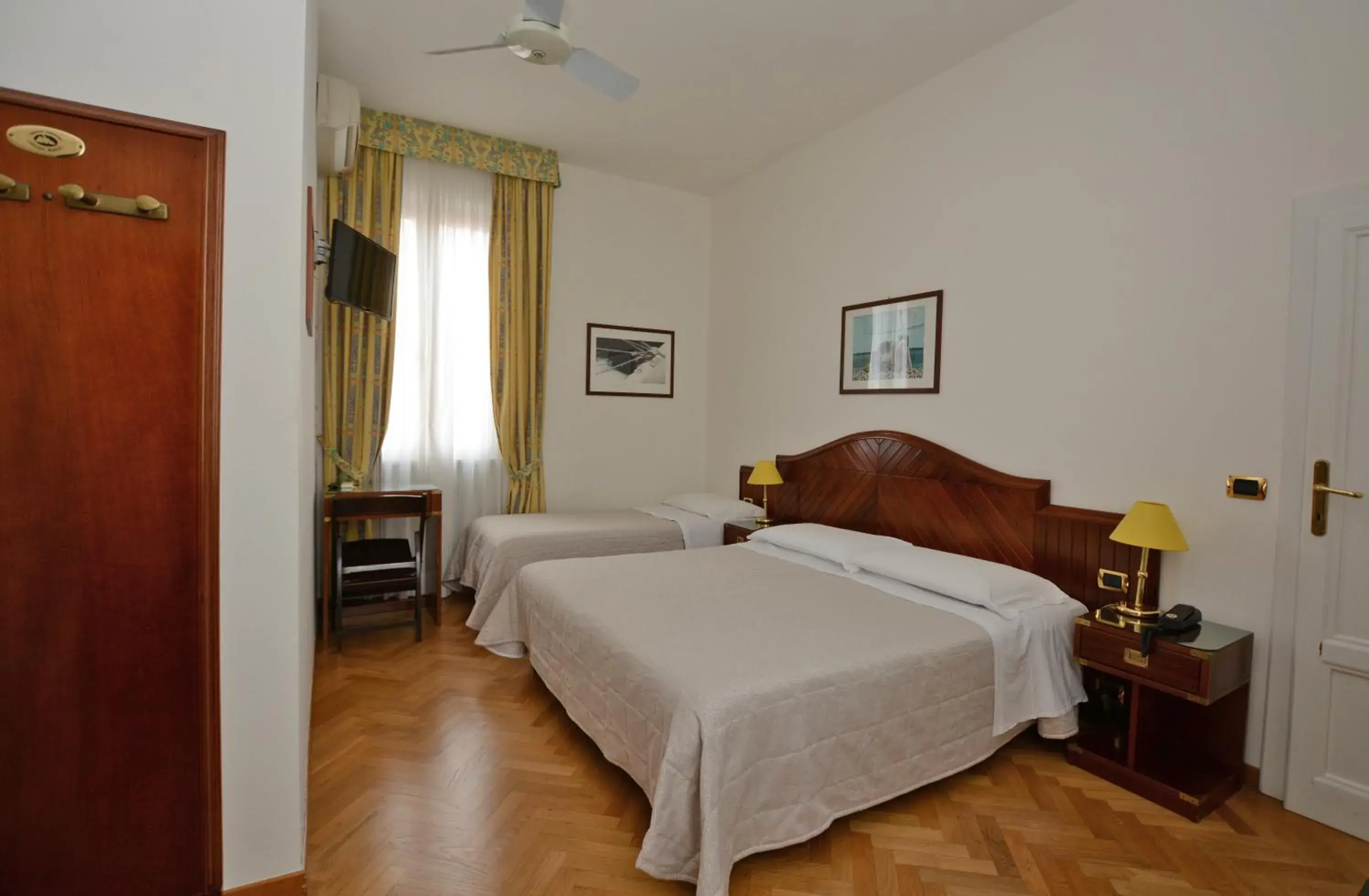 Triple Room in Albergo Italia Triple Room in Albergo Italia