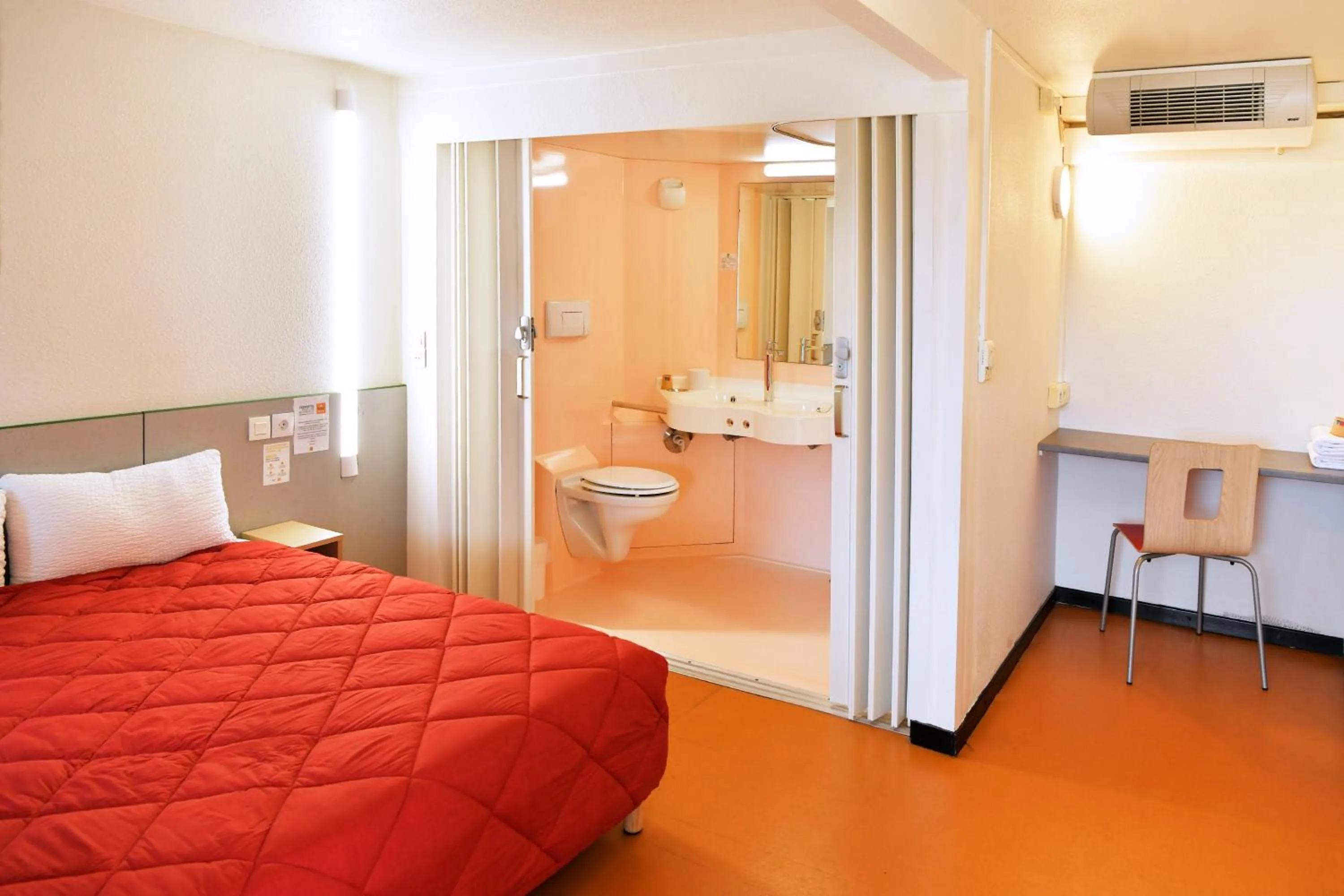 Bathroom, Bed in Premiere Classe Saint Nazaire - Trignac