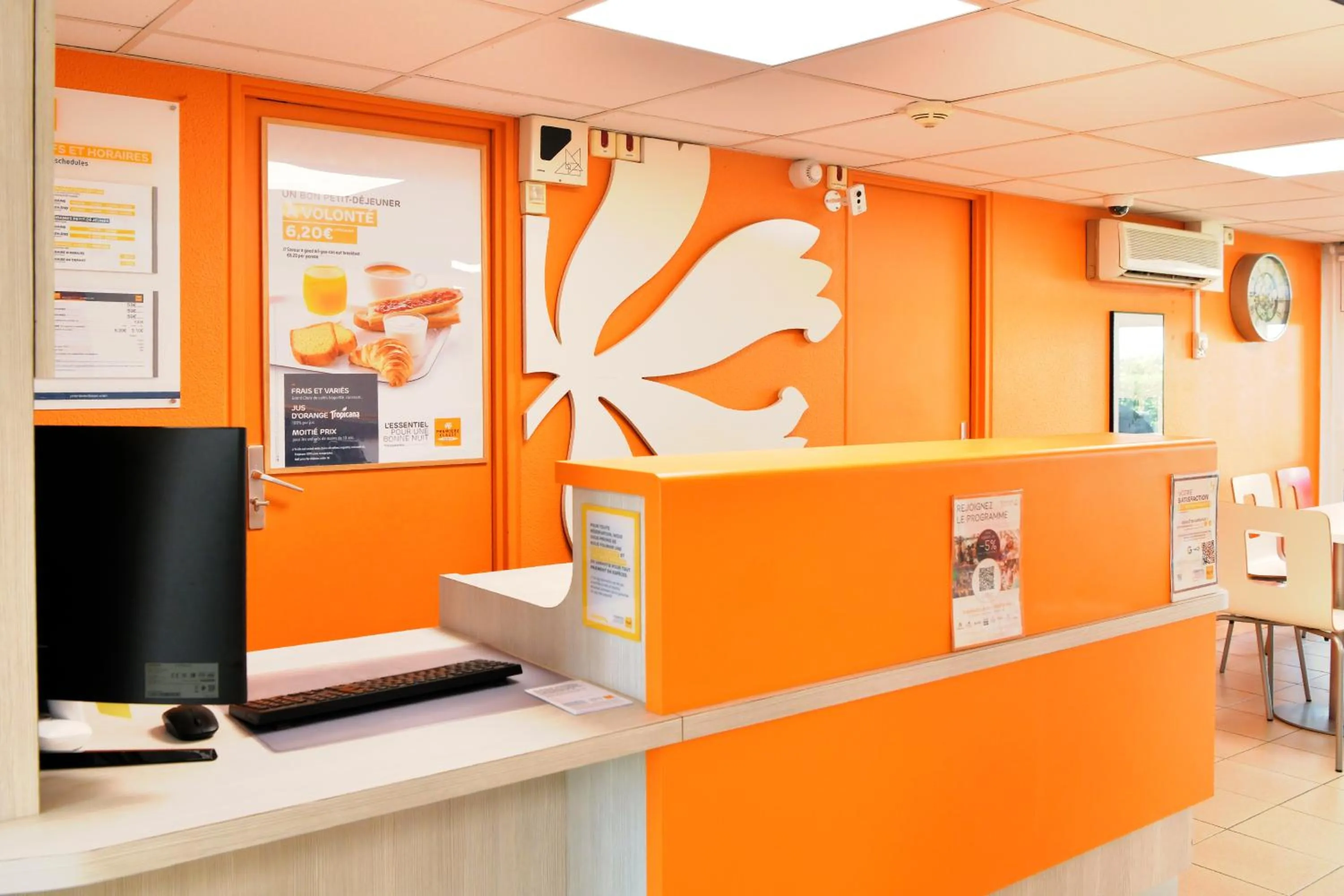 Lobby or reception in Premiere Classe Saint Nazaire - Trignac