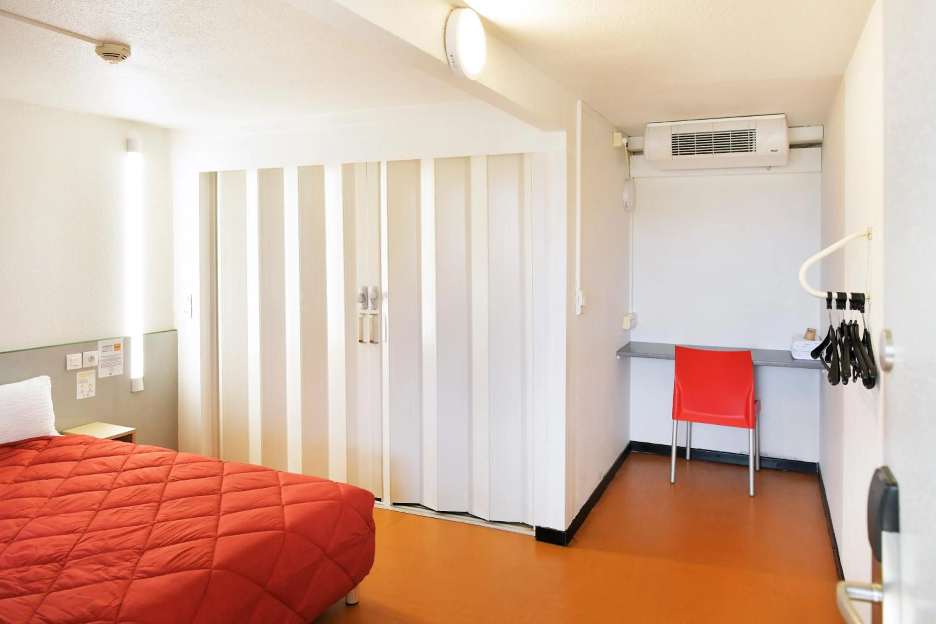 Bedroom, Bed in Premiere Classe Saint Nazaire - Trignac