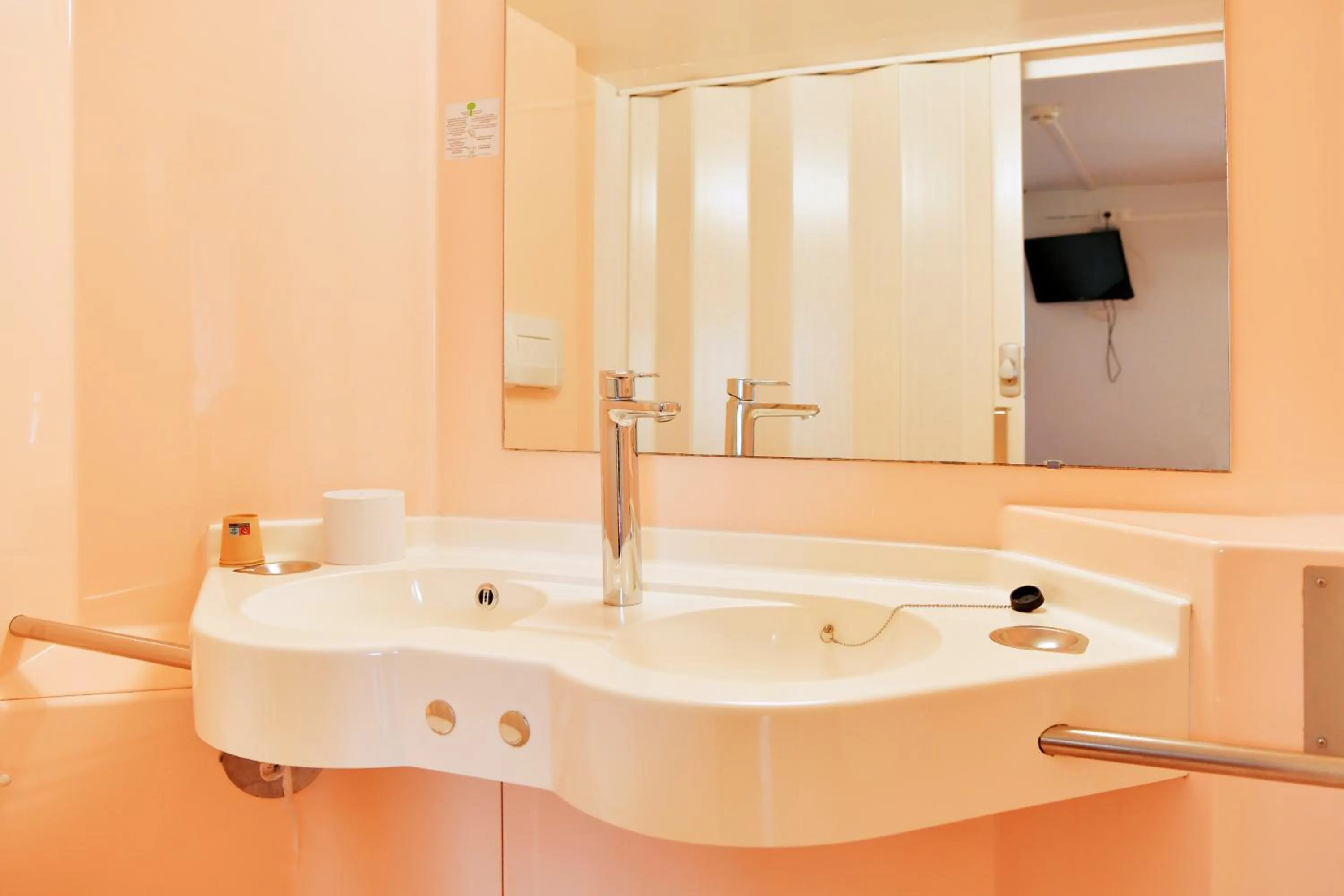 Bathroom in Premiere Classe Saint Nazaire - Trignac