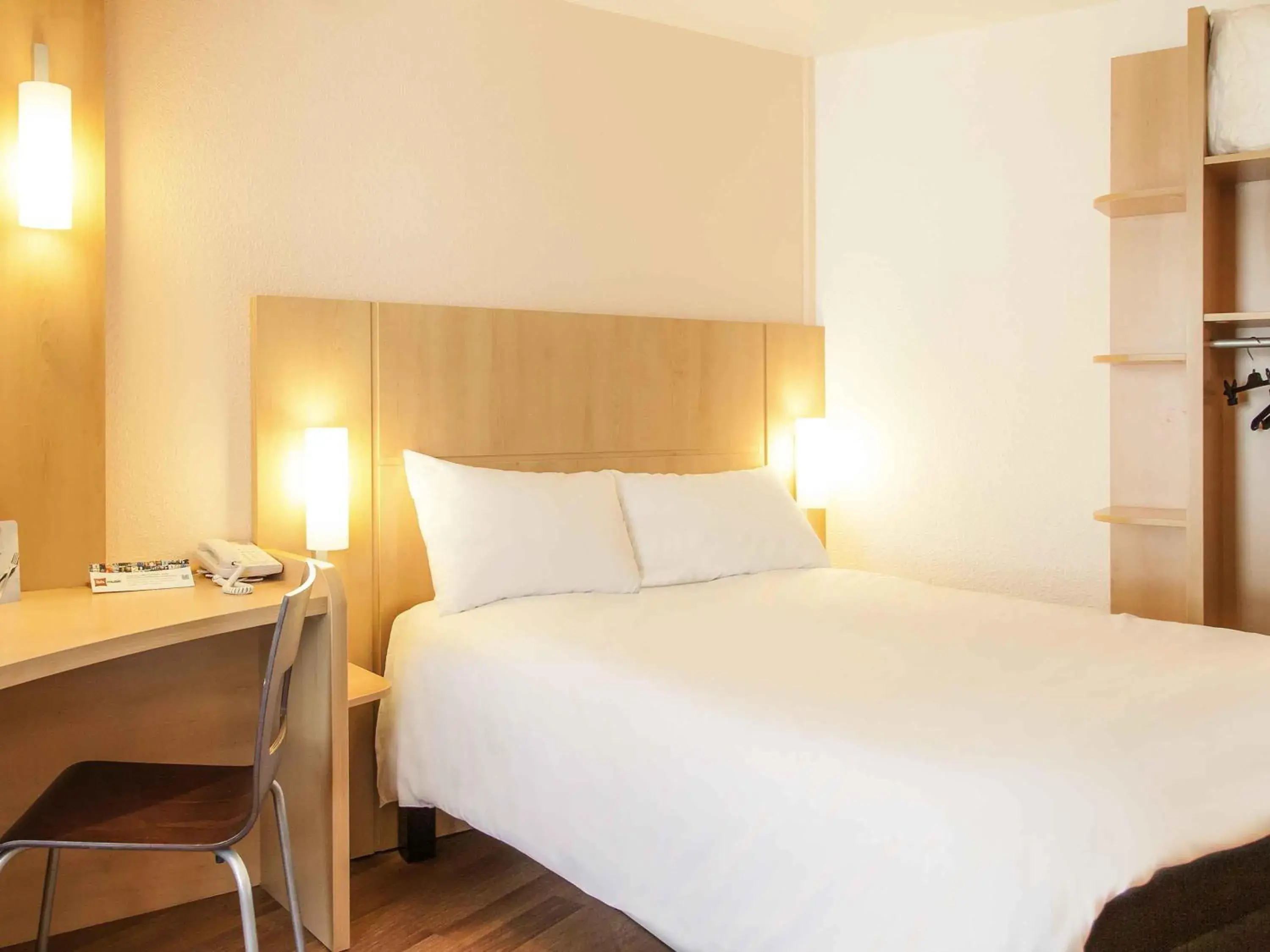 Standard One Double Bed in ibis Poitiers Centre Standard One Double Bed in ibis Poitiers Centre