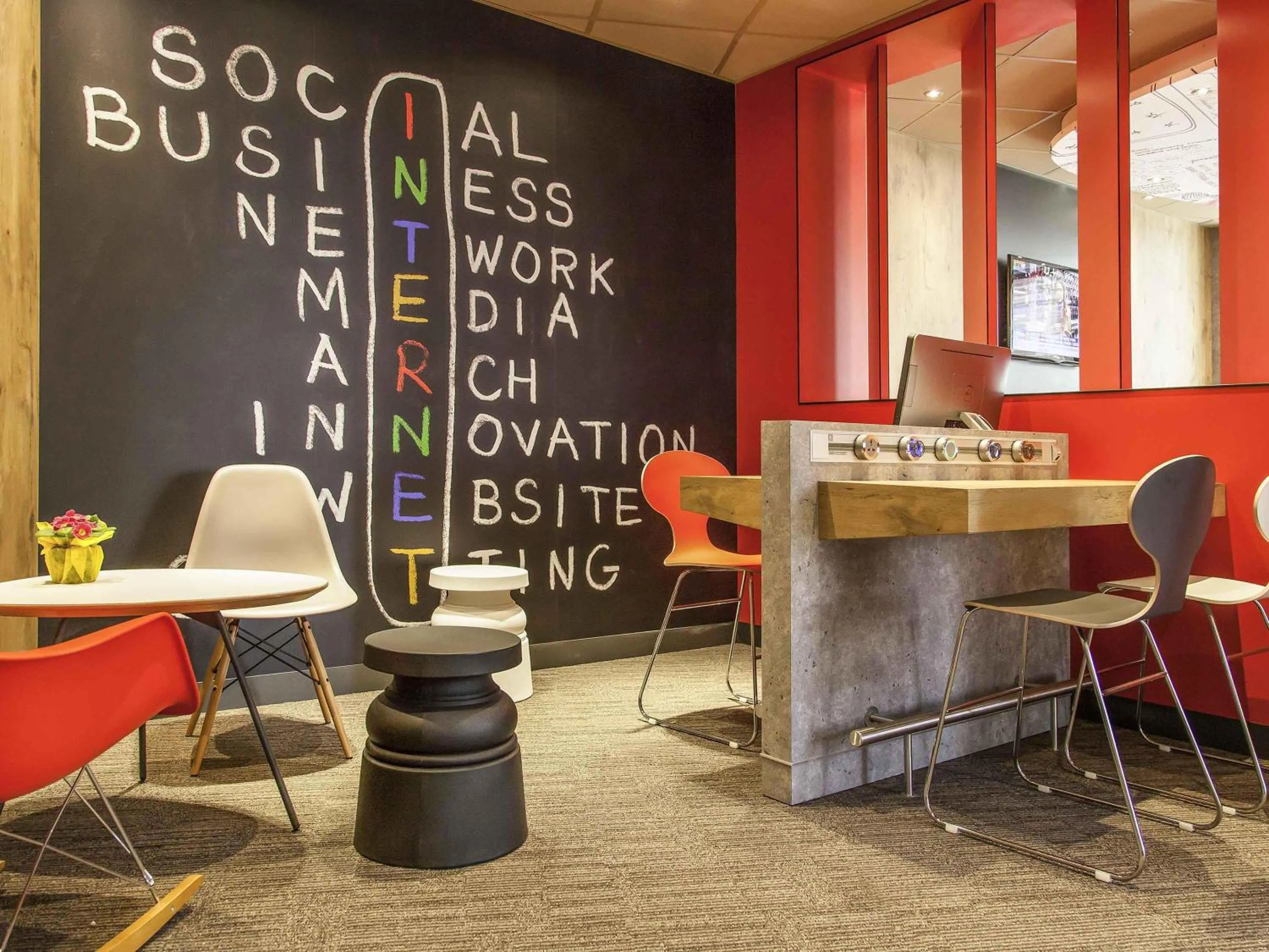 Lounge or bar in ibis Poitiers Centre