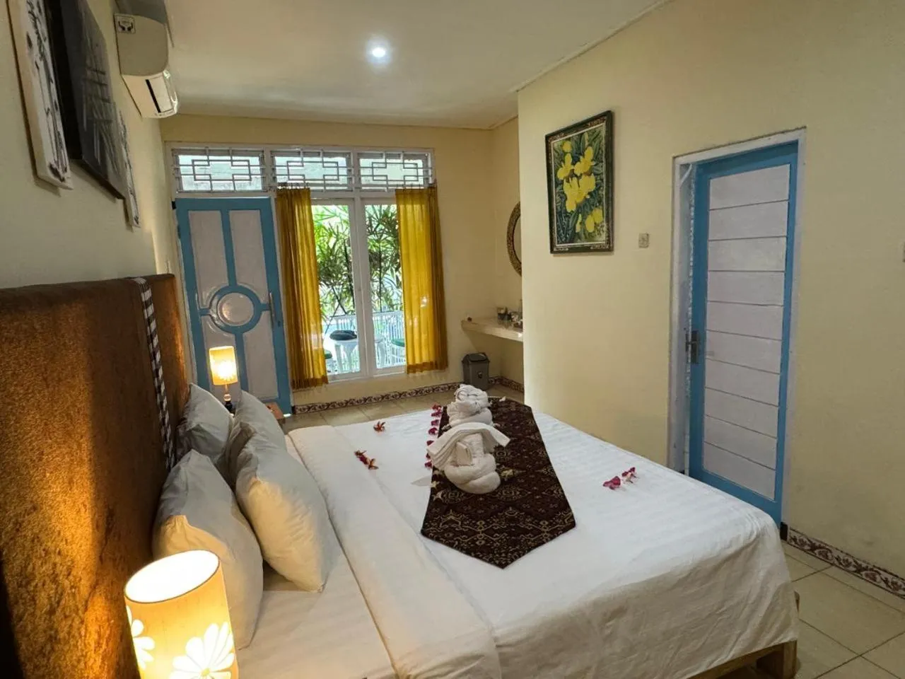 Photo of the whole room, Bed in Bungalow Geringsing