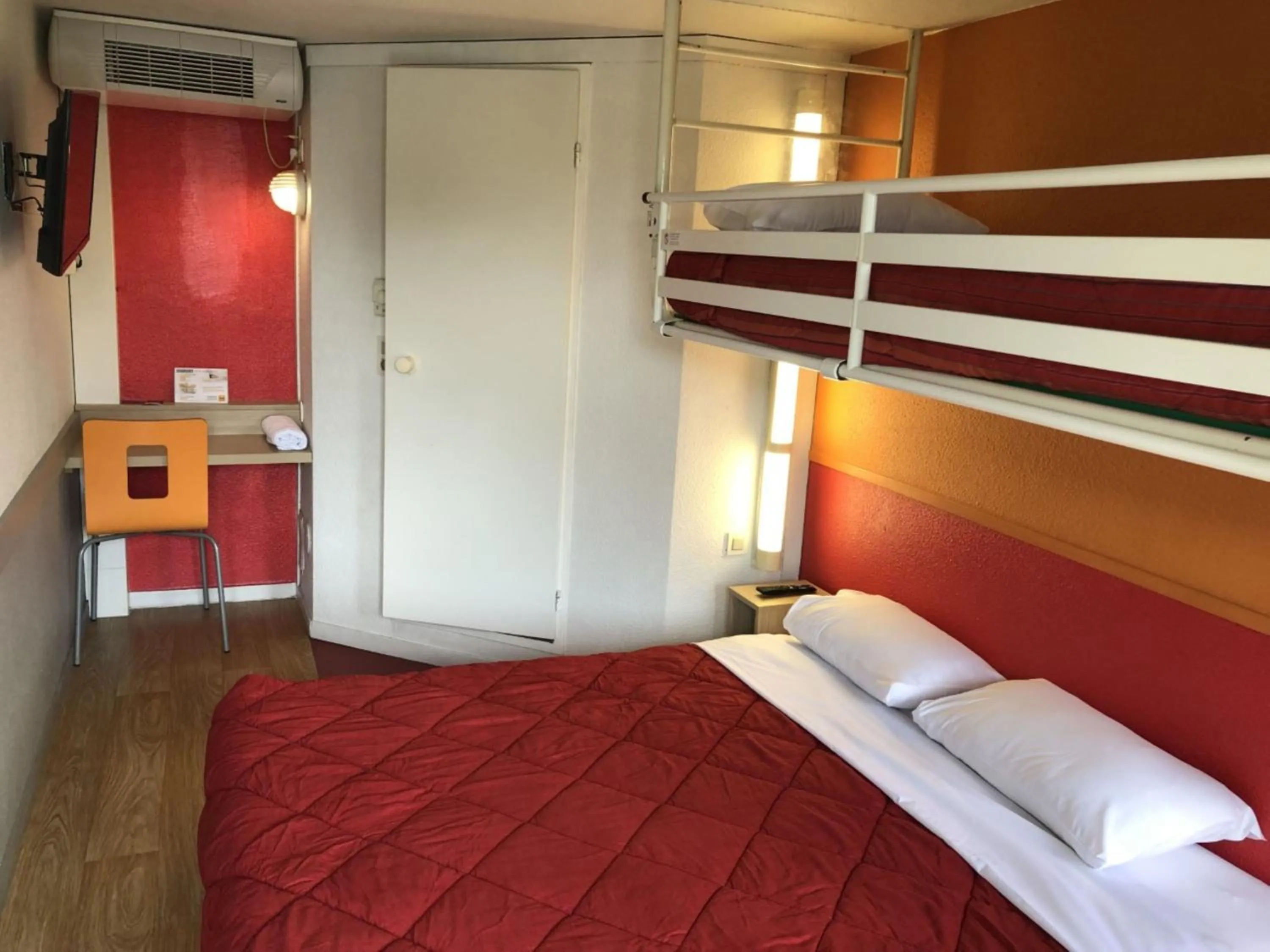 Shower, Bed in Premiere Classe Laon