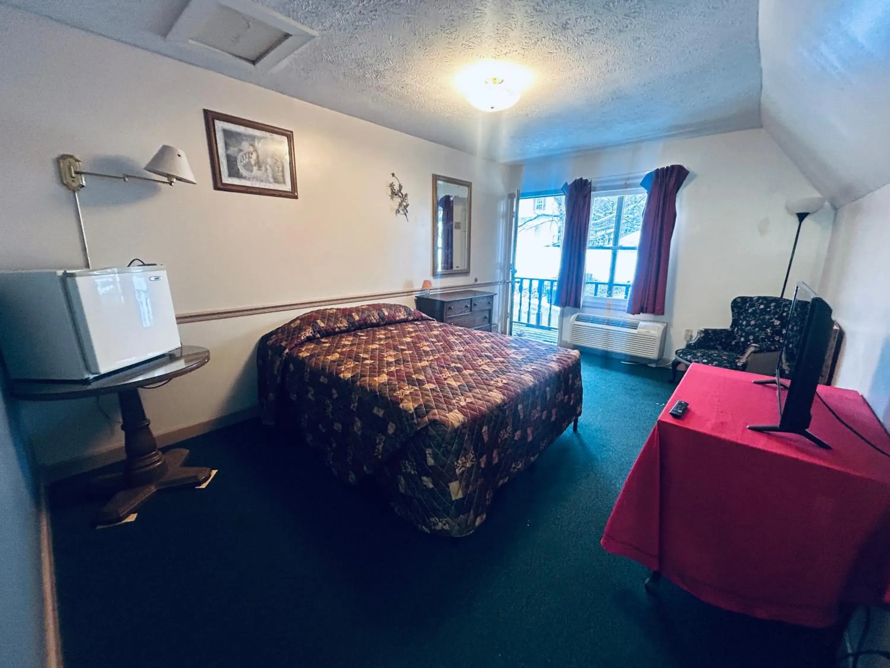 Queen Bed Non-Smoking in Big South Fork Trail Lodge Stearns Queen Bed Non-Smoking in Big South Fork Trail Lodge Stearns