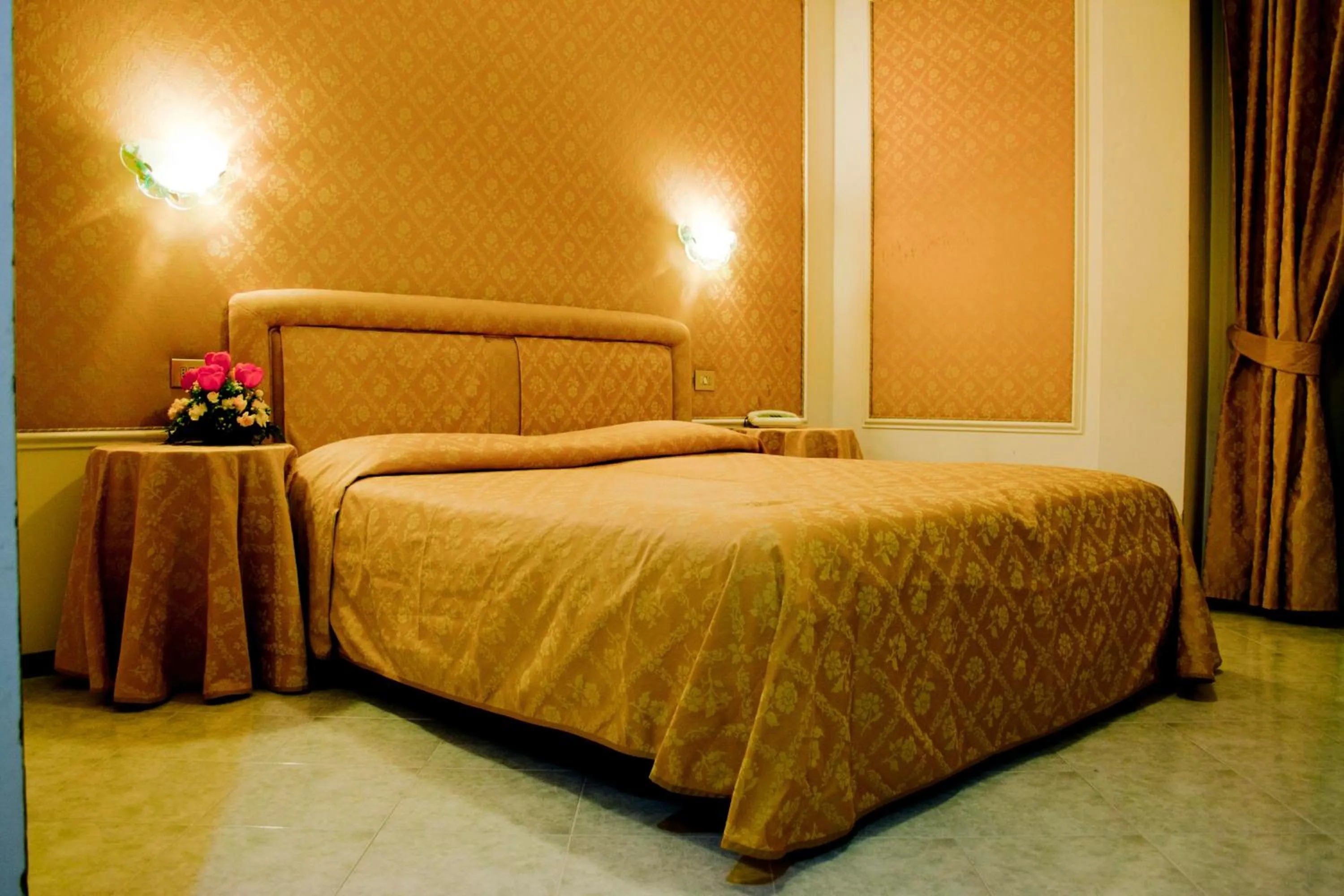 Photo of the whole room, Bed in Hotel Michelangelo