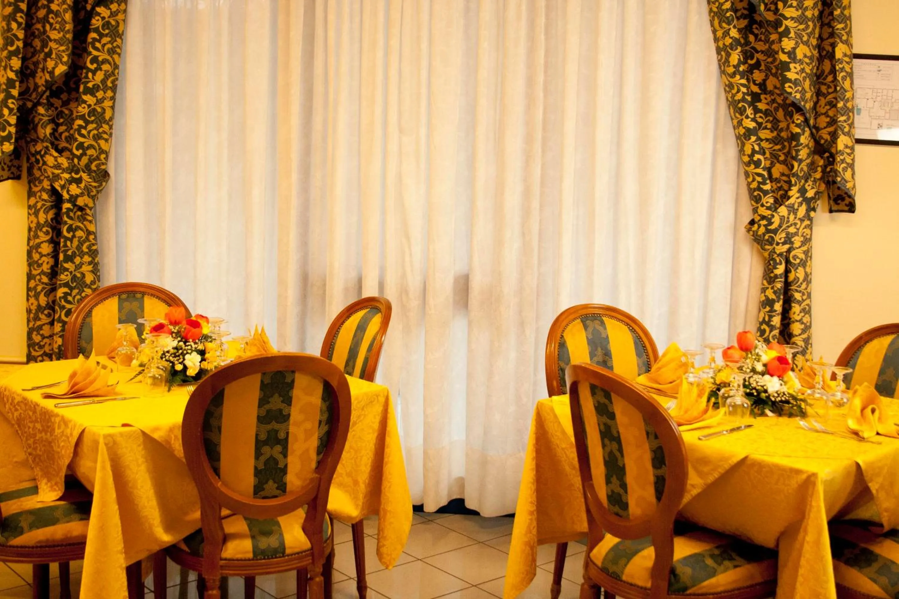 Restaurant/places to eat in Hotel Michelangelo