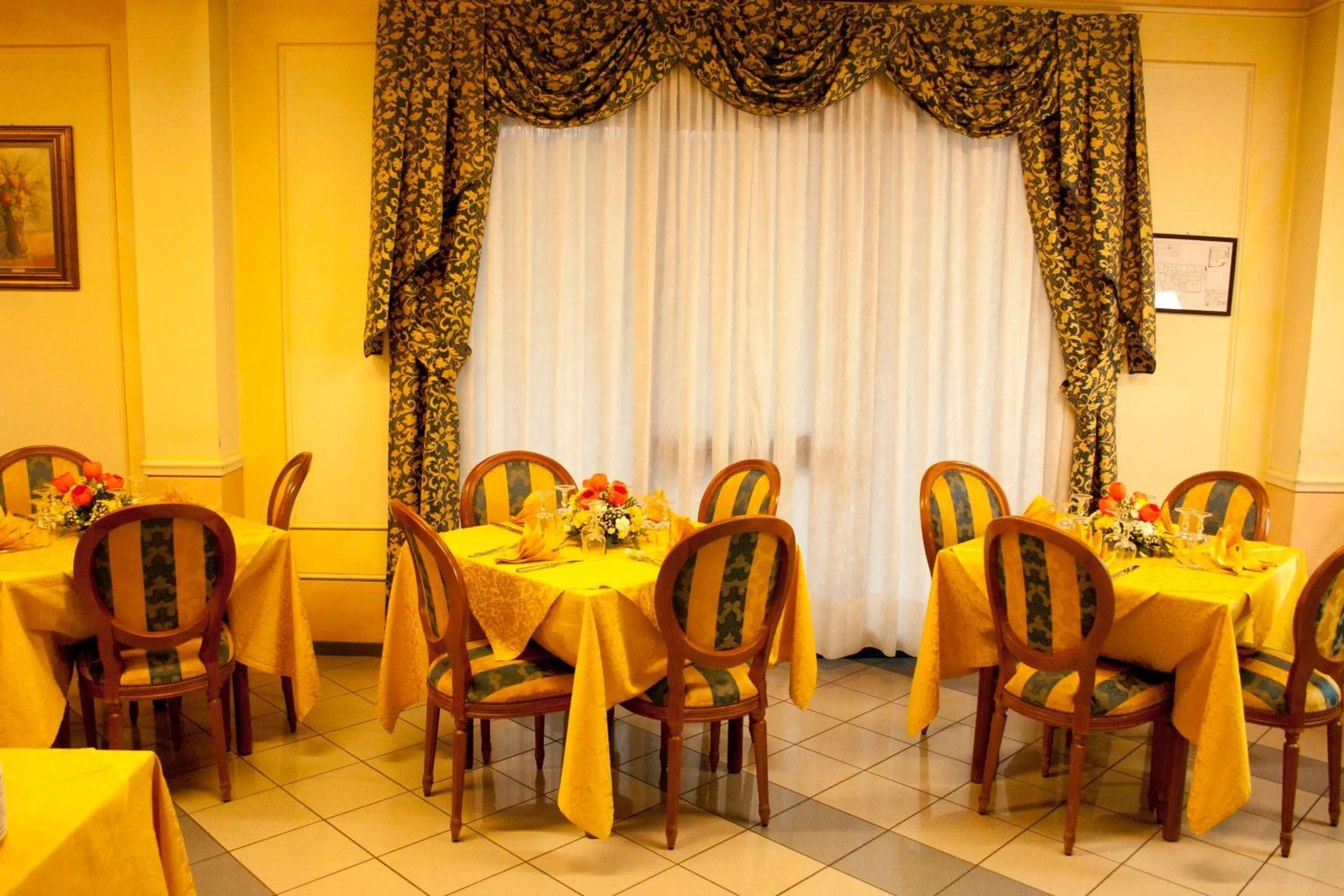 Restaurant/places to eat in Hotel Michelangelo