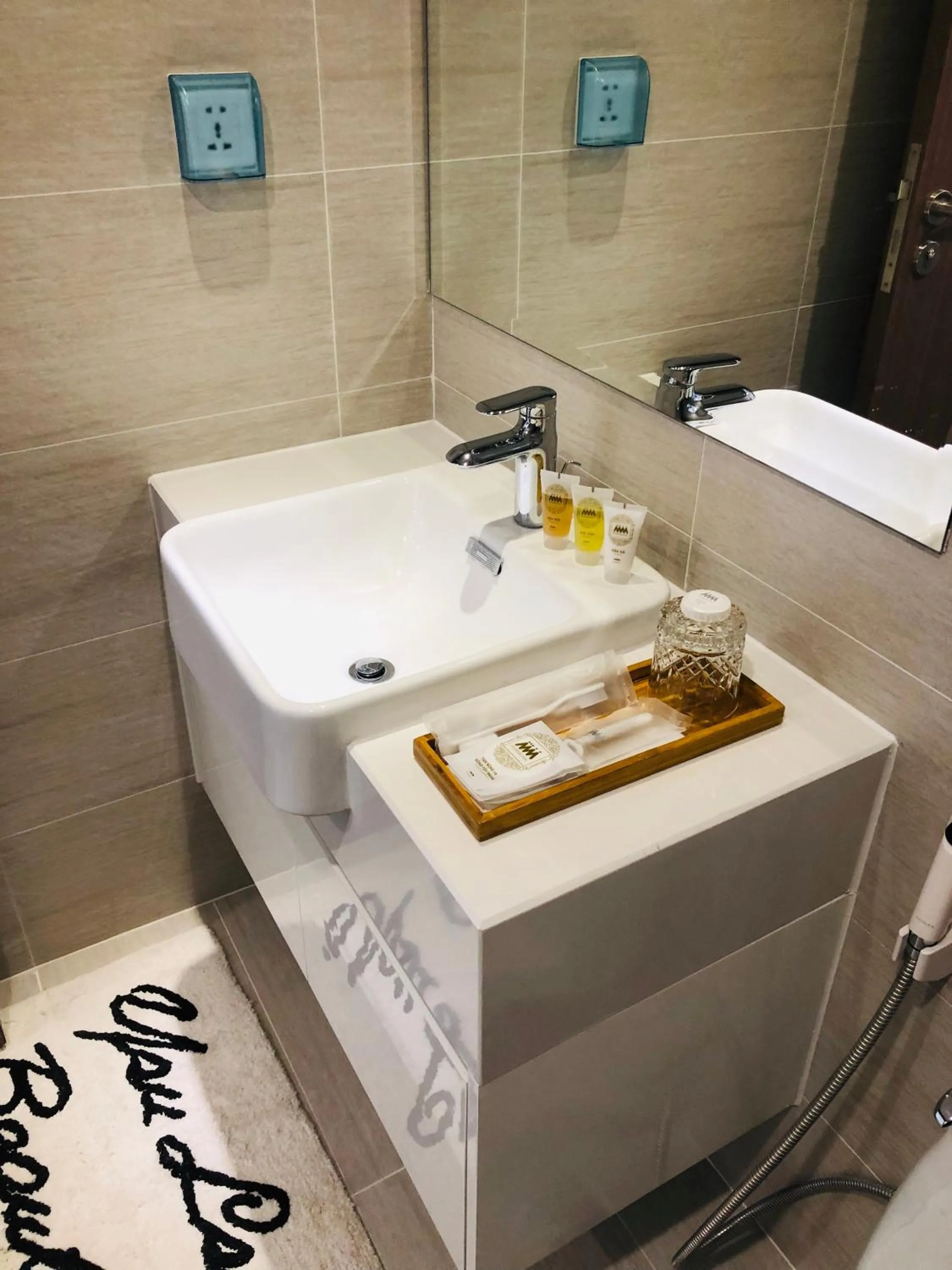 Bathroom in Luxury Condotel 2BR Vinhomes Skylake Keangnam - Netflix free