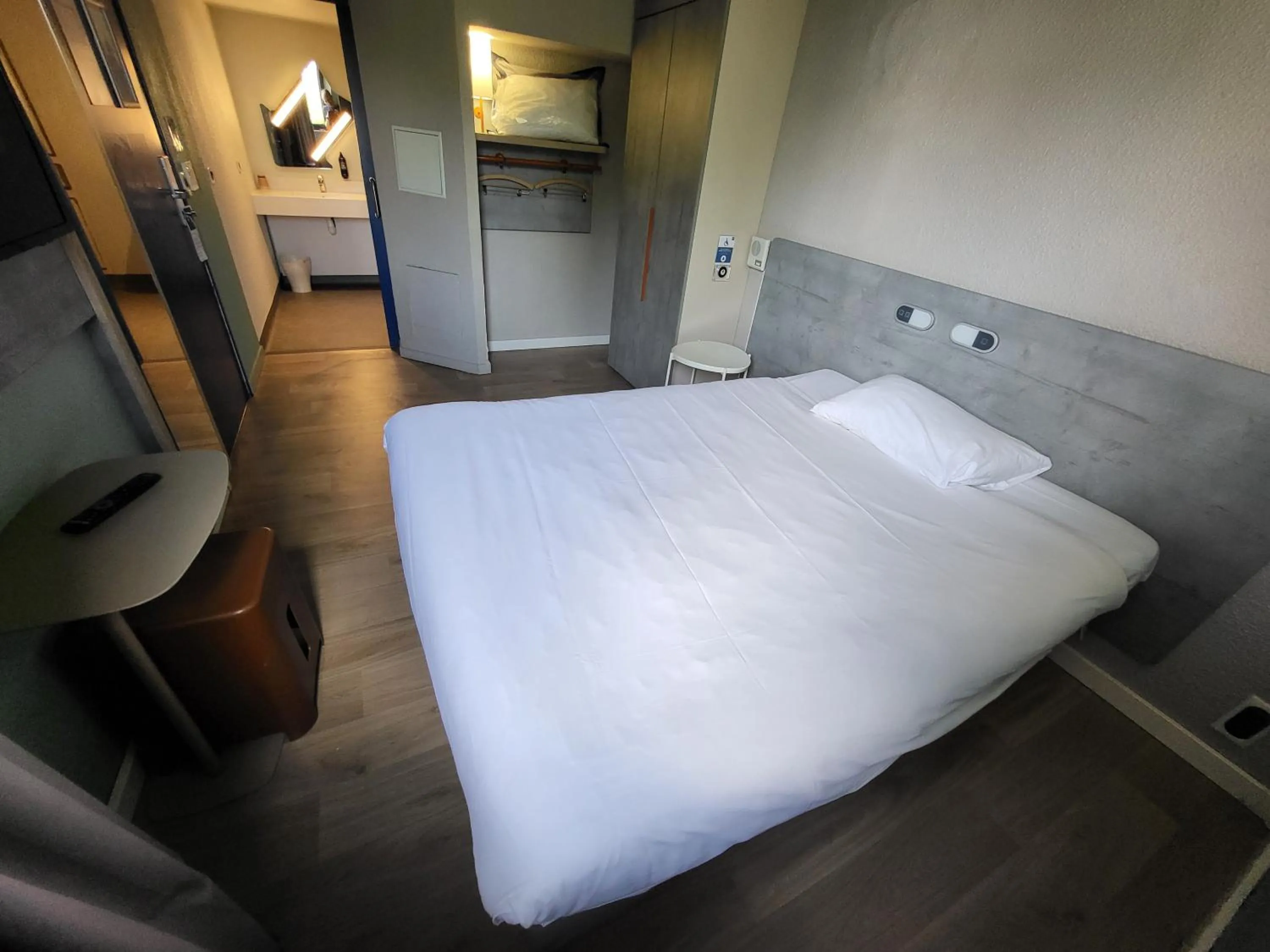 Bedroom, Bed in ibis budget Marne La Vallée Noisy Le Grand
