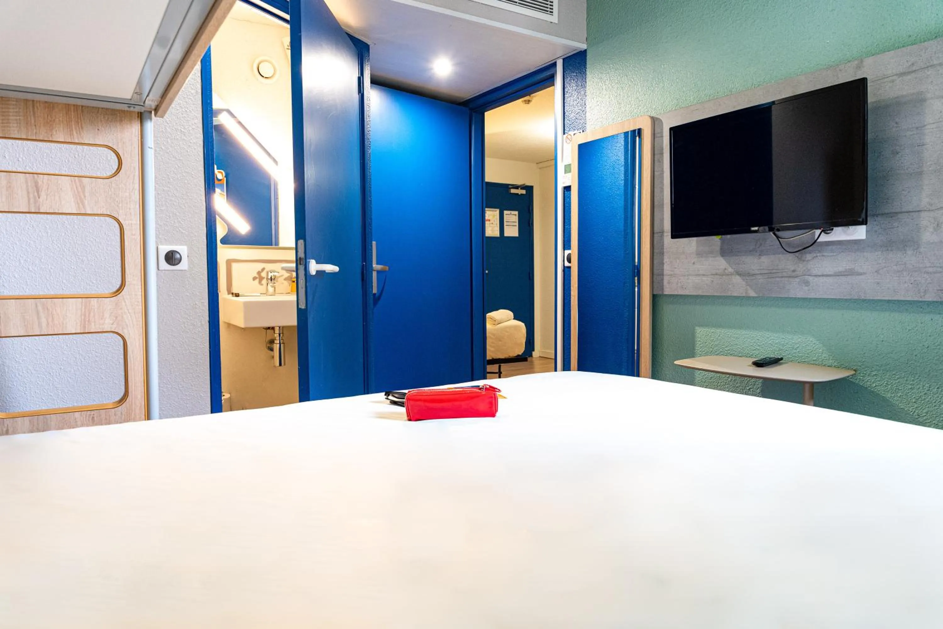 Photo of the whole room, Bed in ibis budget Marne La Vallée Noisy Le Grand