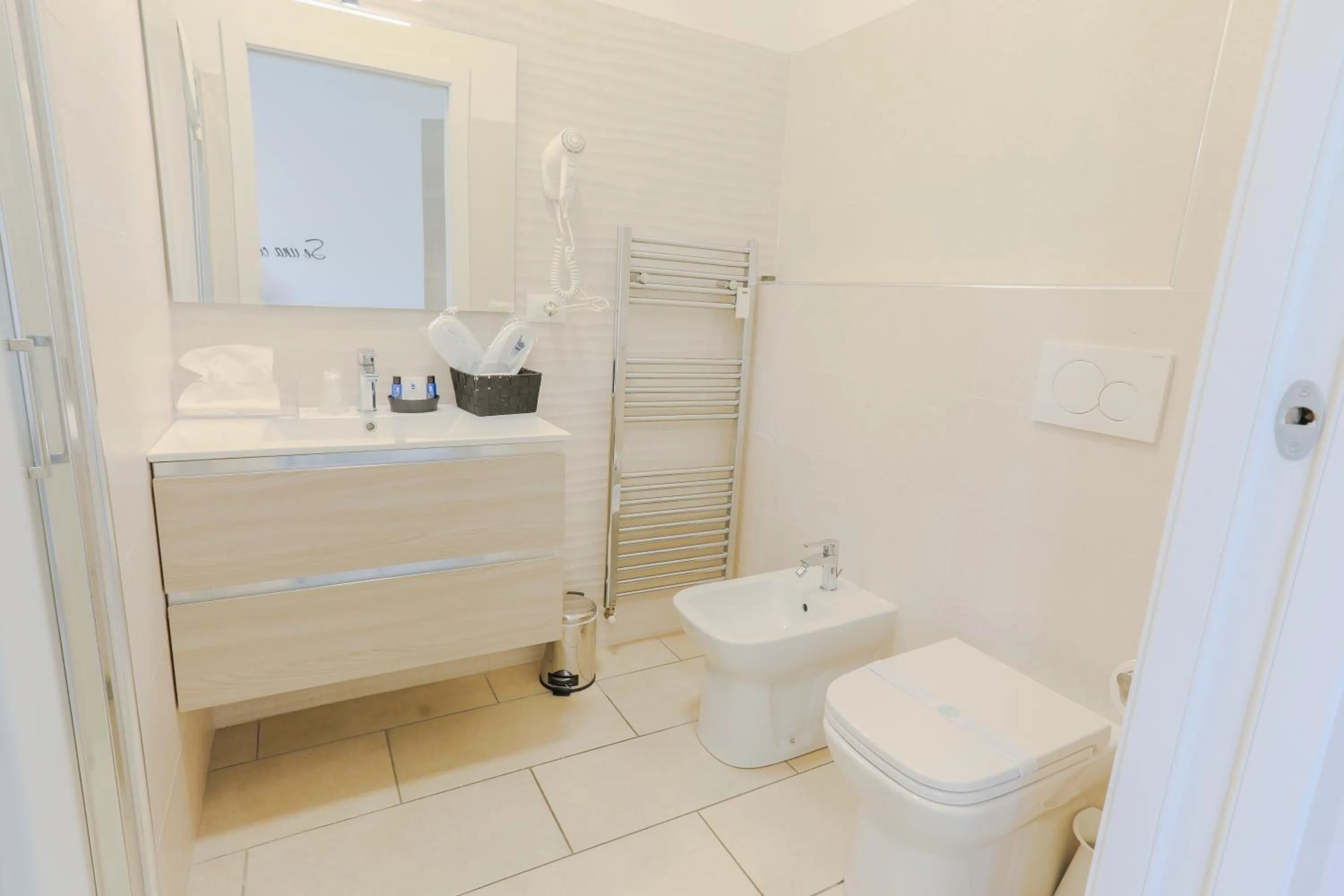 Toilet in HOLABOLOGNA Luxury Rooms and Flats