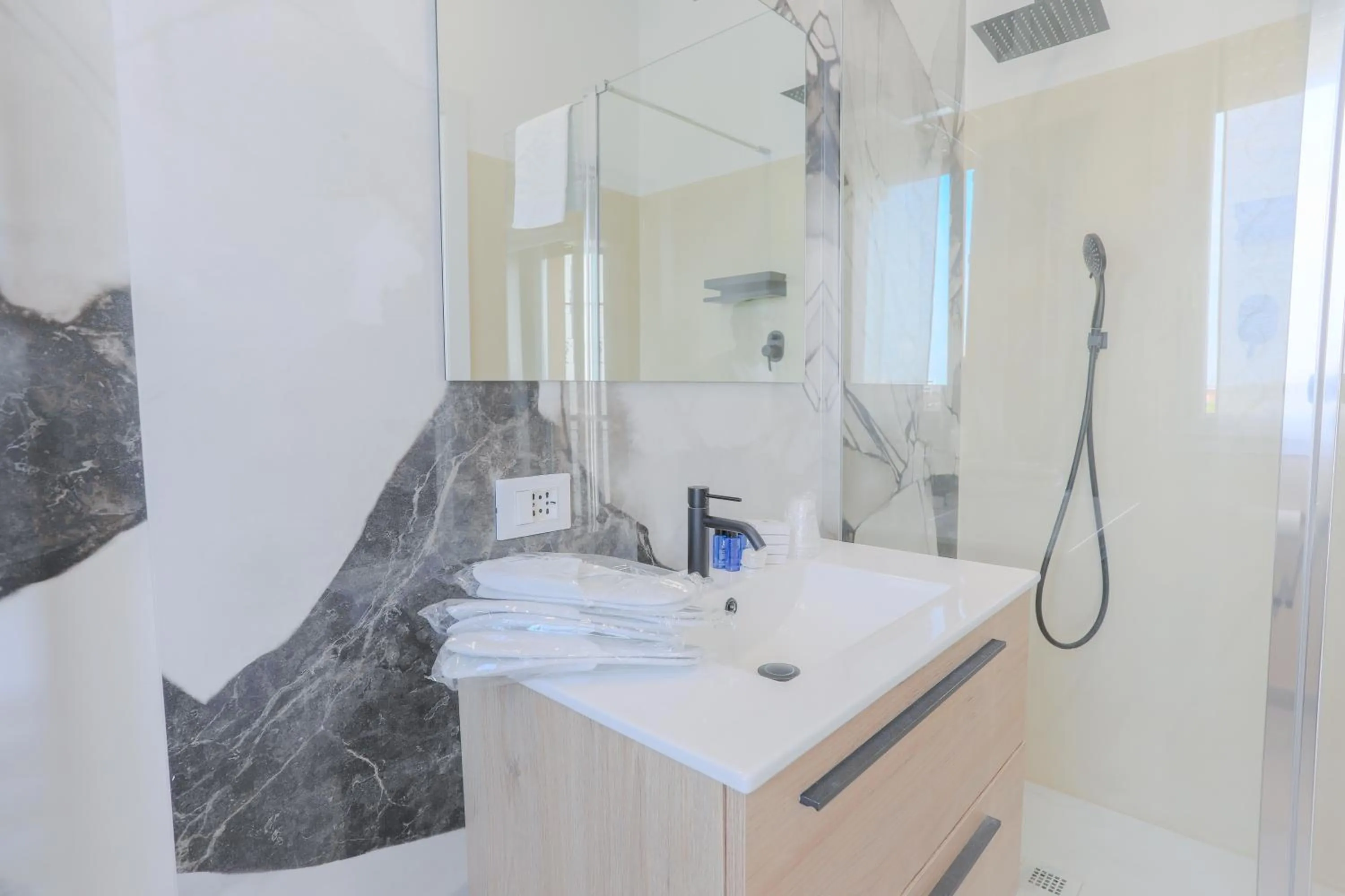 Shower in HOLABOLOGNA Luxury Rooms and Flats