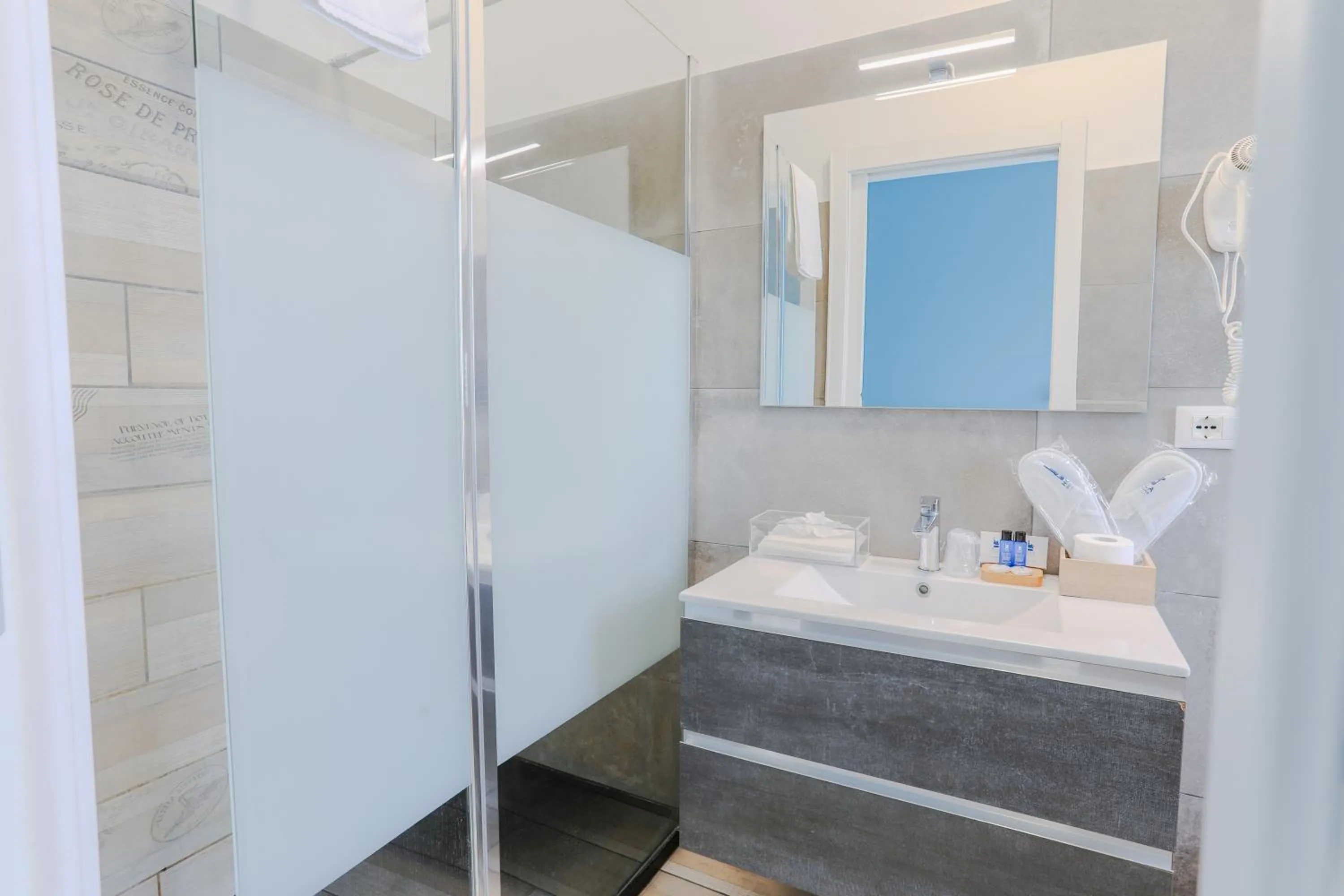 Shower in HOLABOLOGNA Luxury Rooms and Flats