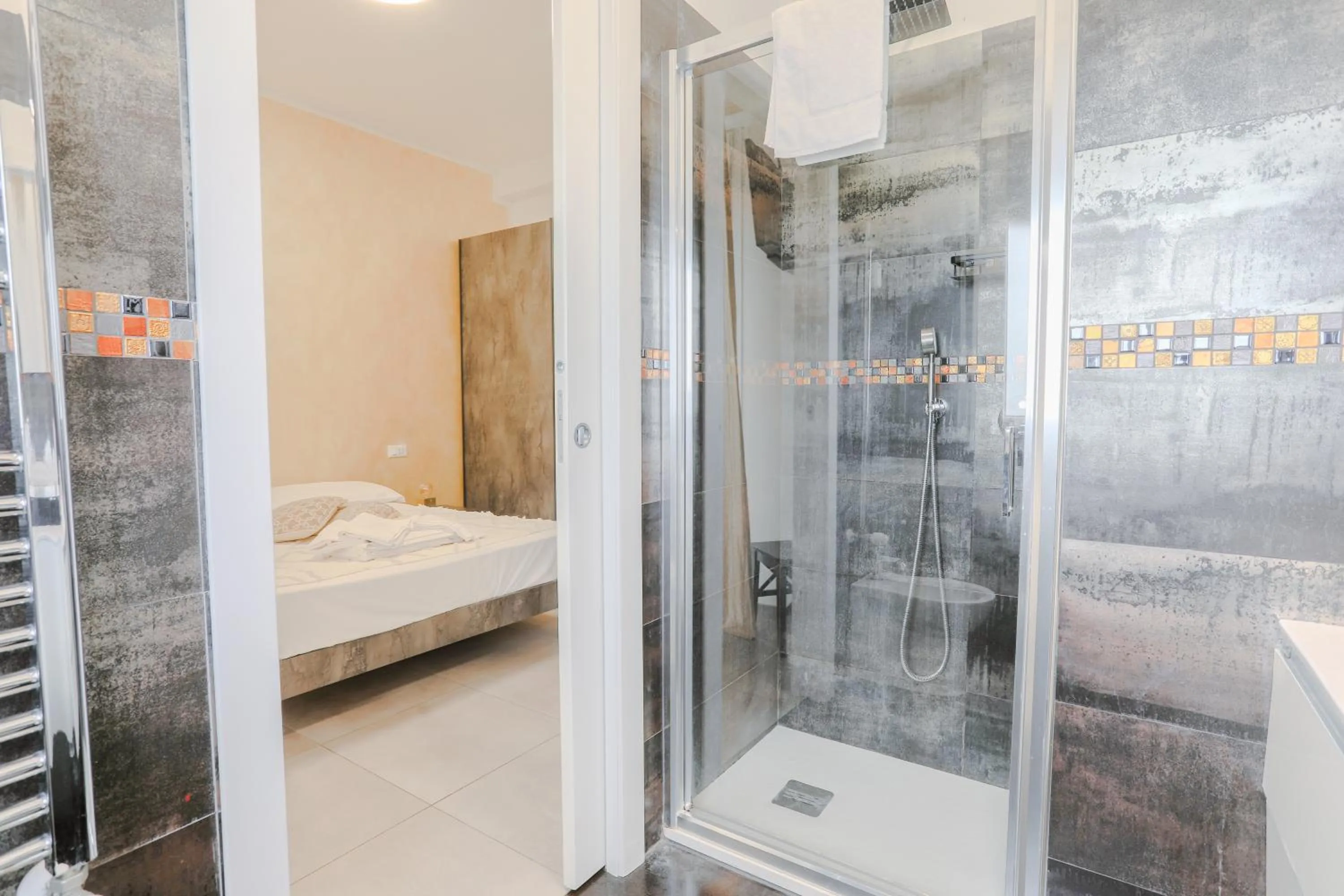 Shower, Bed in HOLABOLOGNA Luxury Rooms and Flats