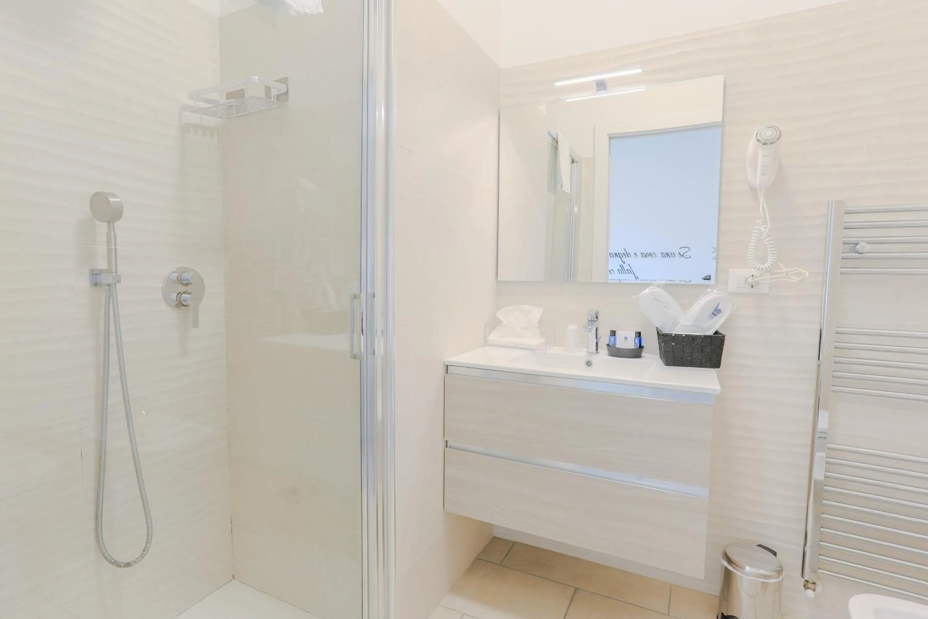 Shower in HOLABOLOGNA Luxury Rooms and Flats