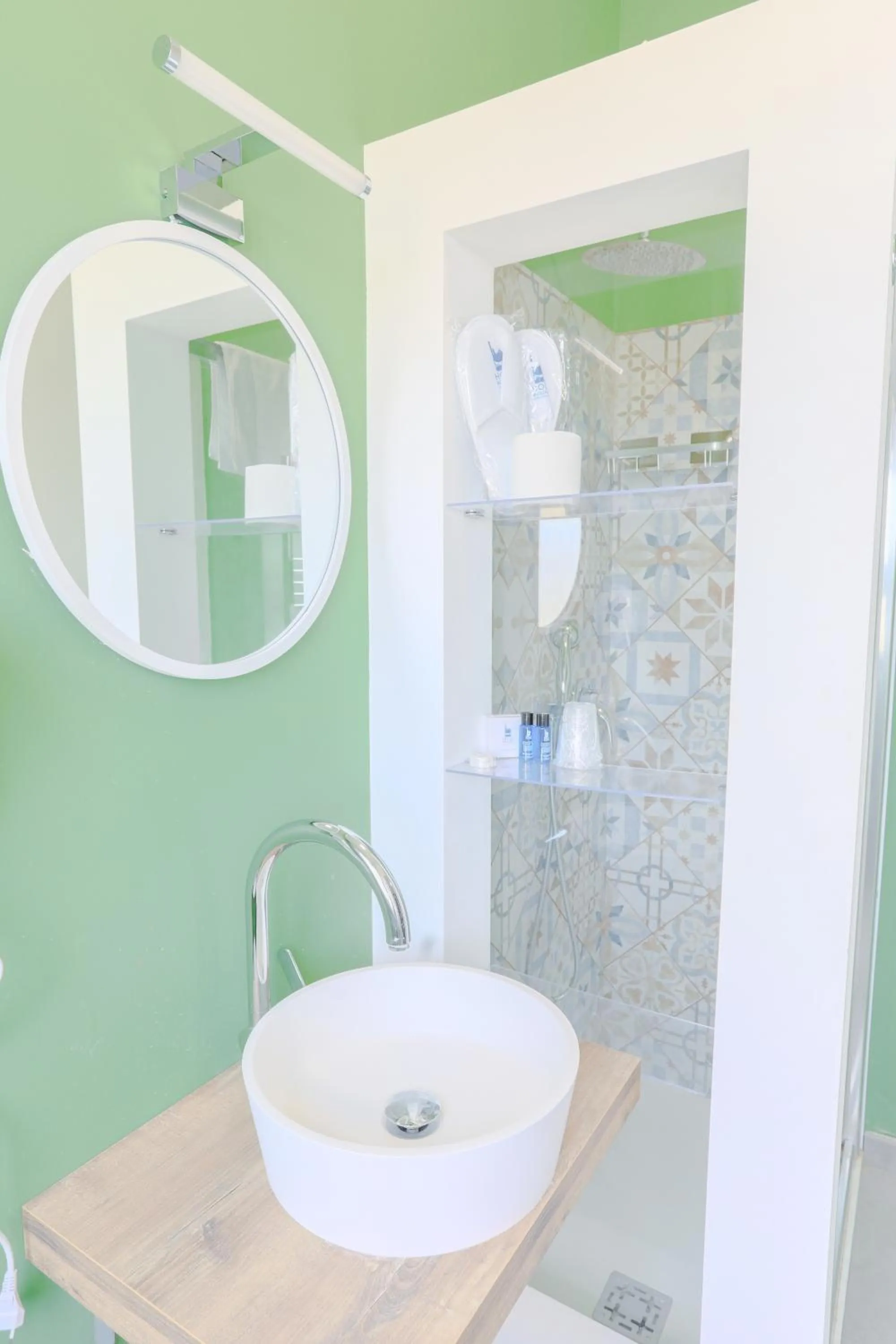 Shower in HOLABOLOGNA Luxury Rooms and Flats