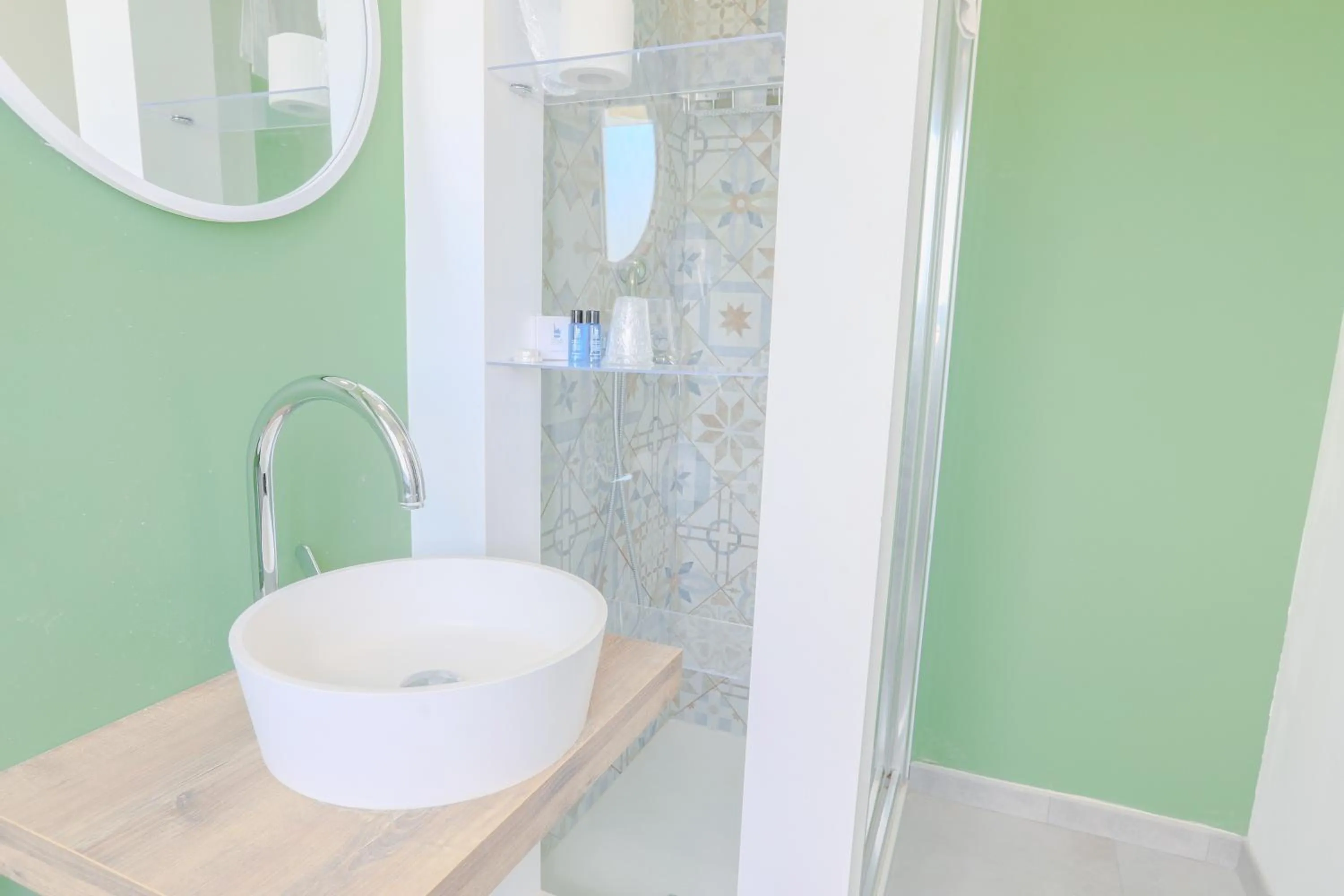 Shower in HOLABOLOGNA Luxury Rooms and Flats