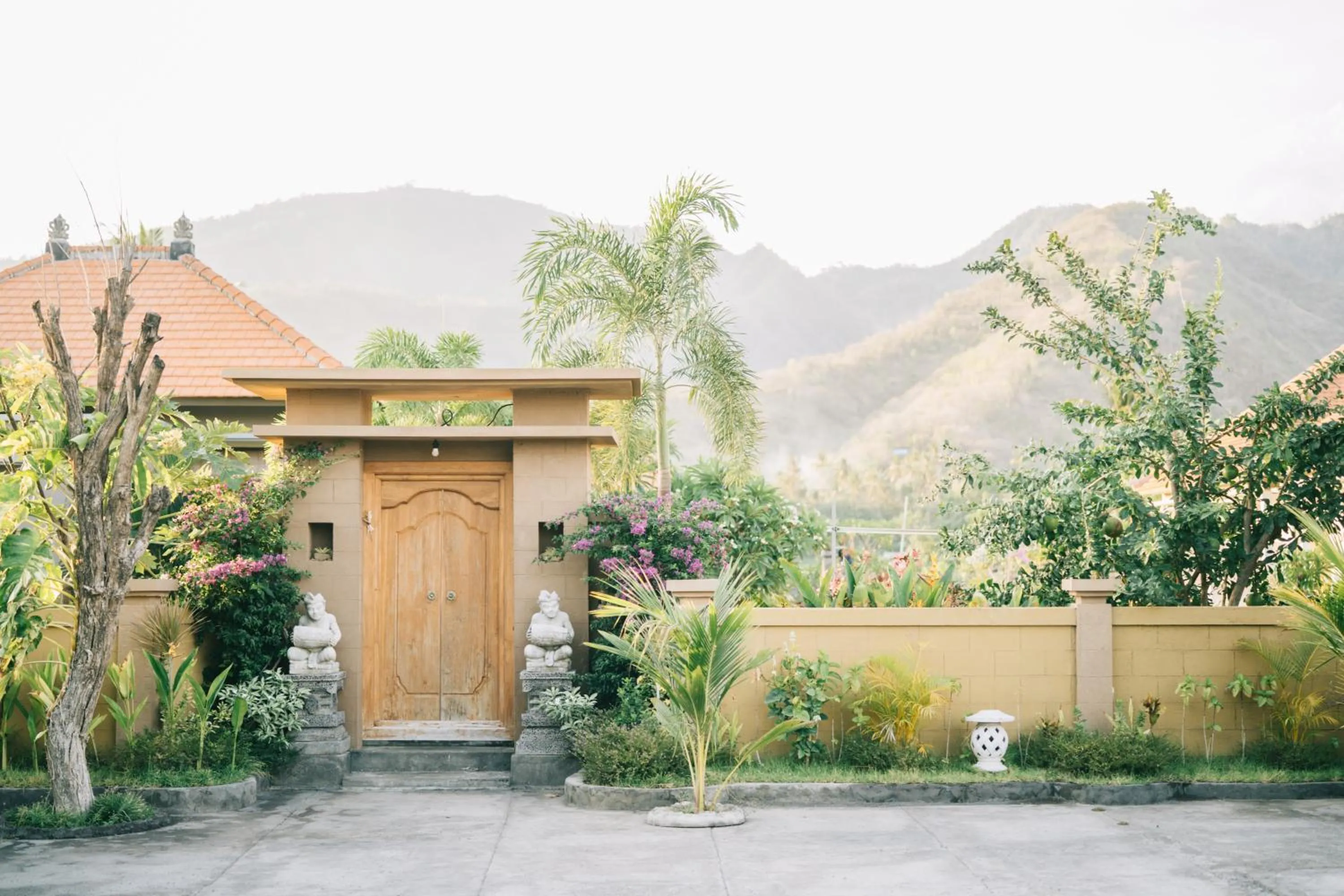 Facade/entrance in Damar Sanjaya Uttama