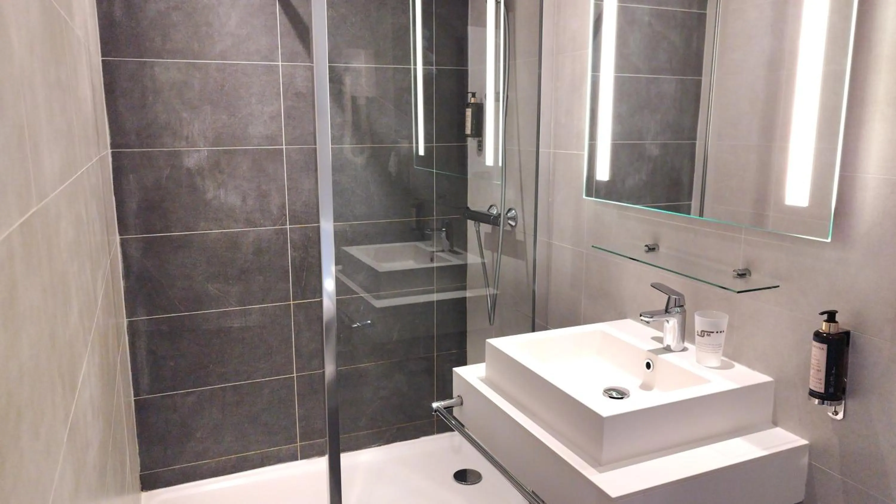 Bathroom in Avia Hôtel Saphir Montparnasse