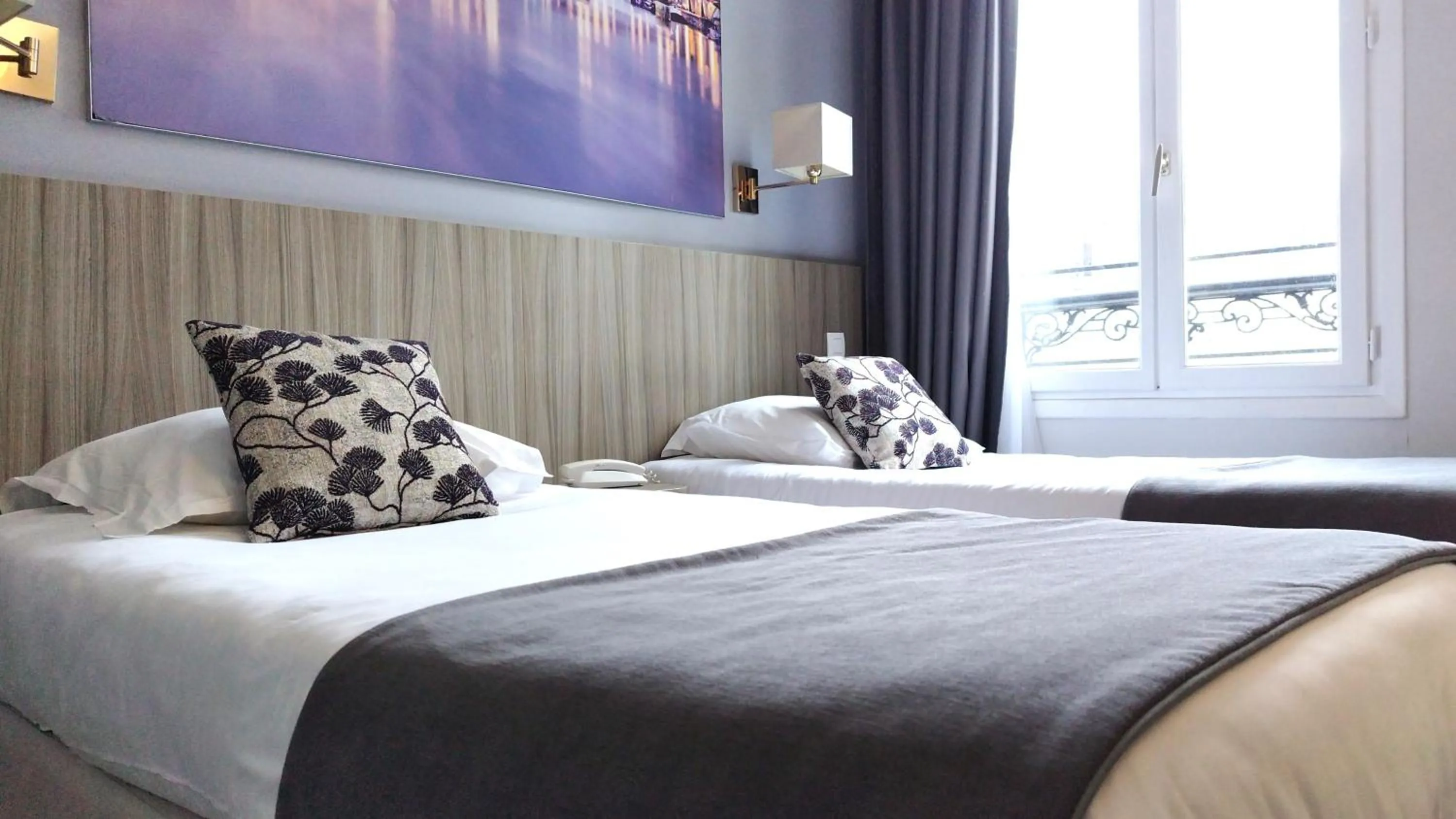 Property building, Bed in Avia Hôtel Saphir Montparnasse