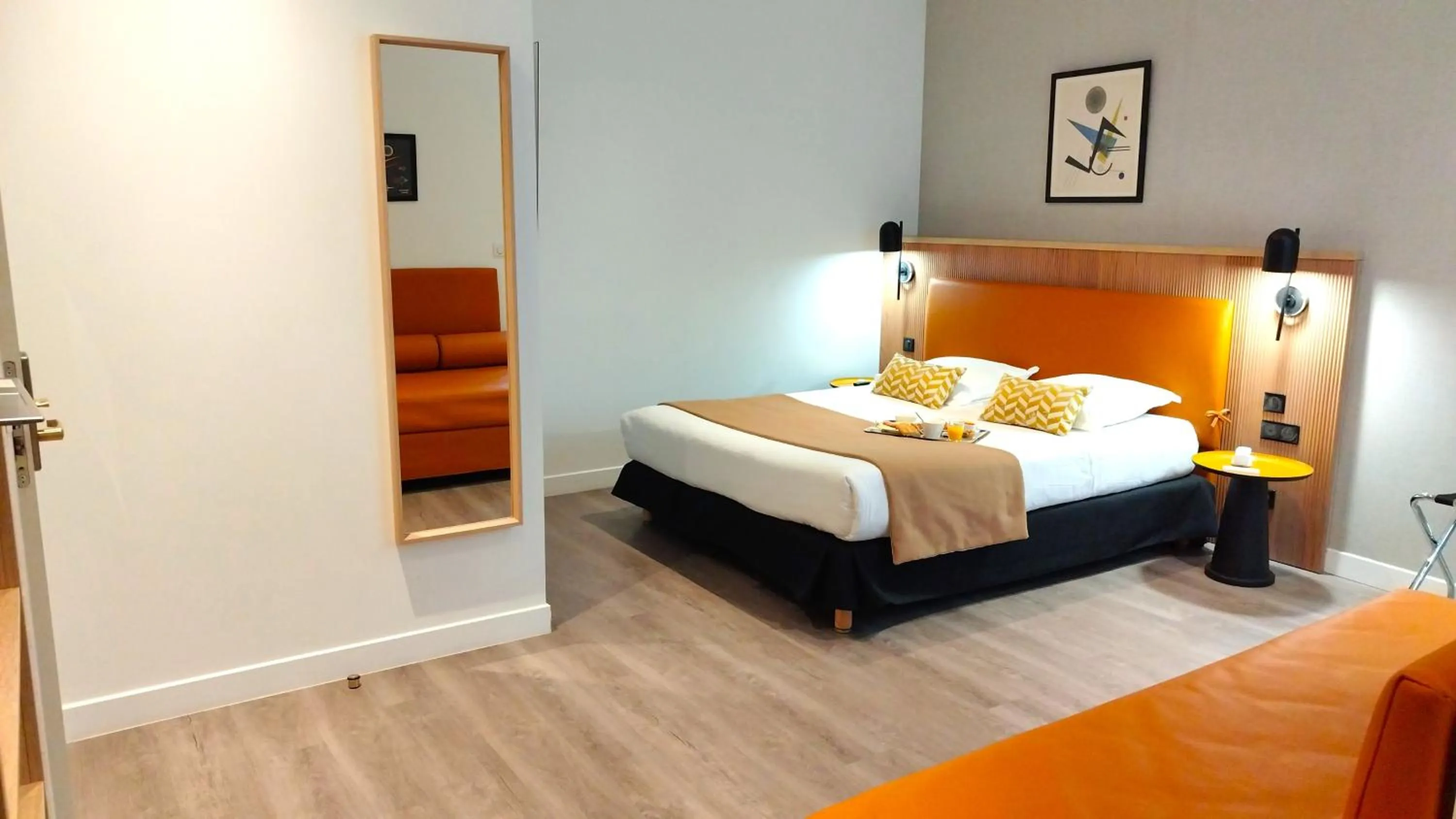 Property building, Bed in Avia Hôtel Saphir Montparnasse