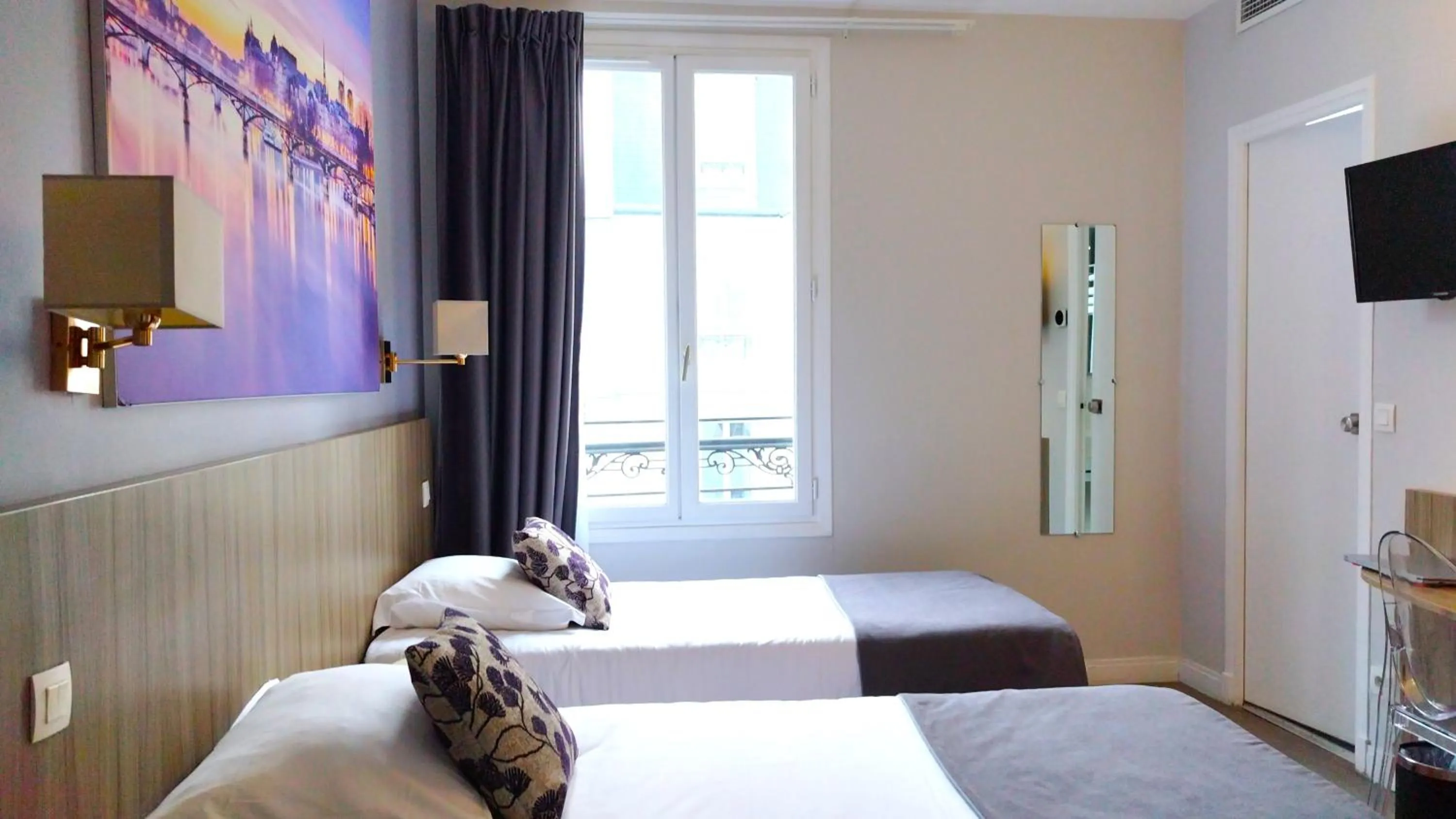 Property building, Bed in Avia Hôtel Saphir Montparnasse