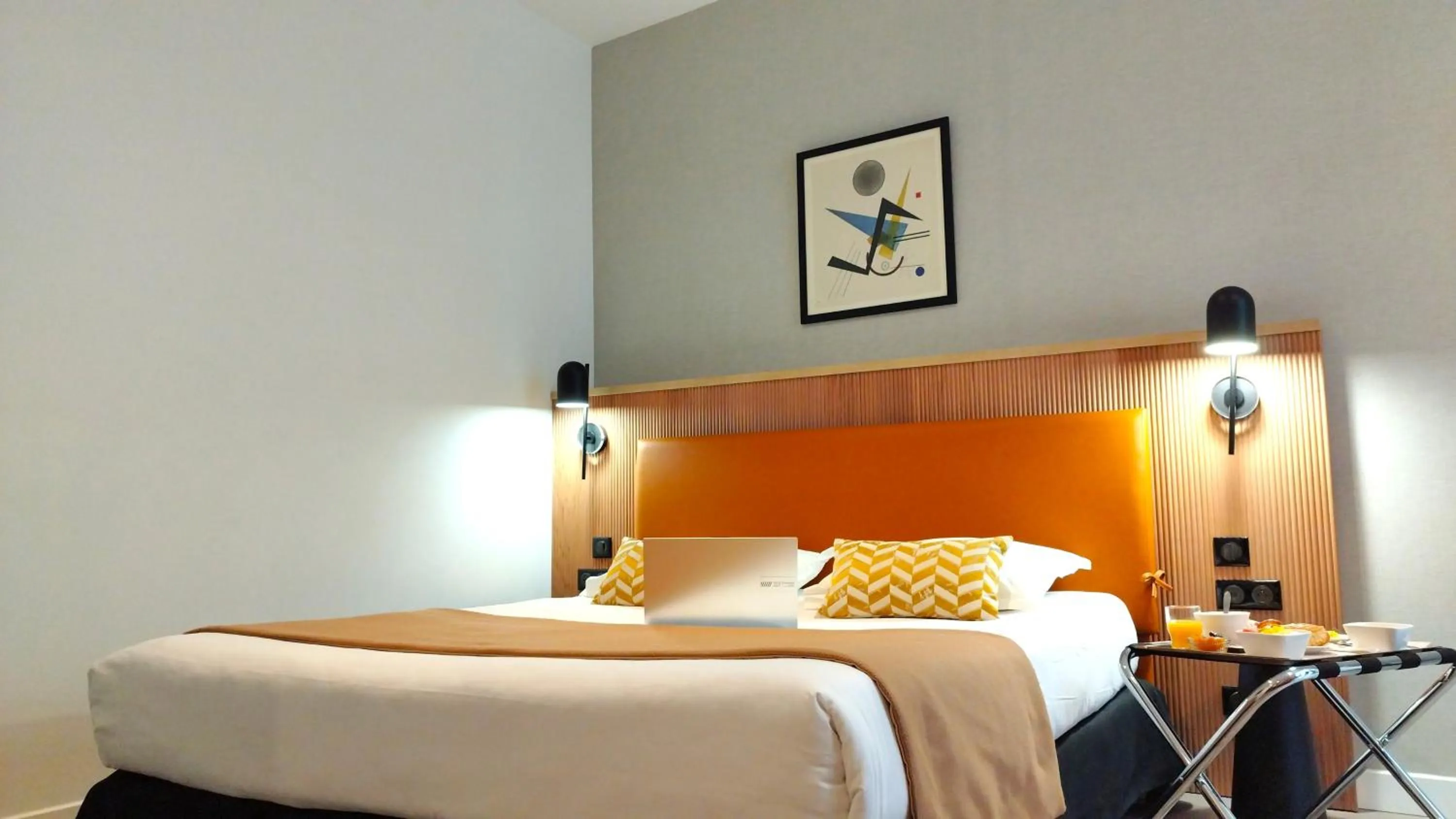 Property building, Bed in Avia Hôtel Saphir Montparnasse