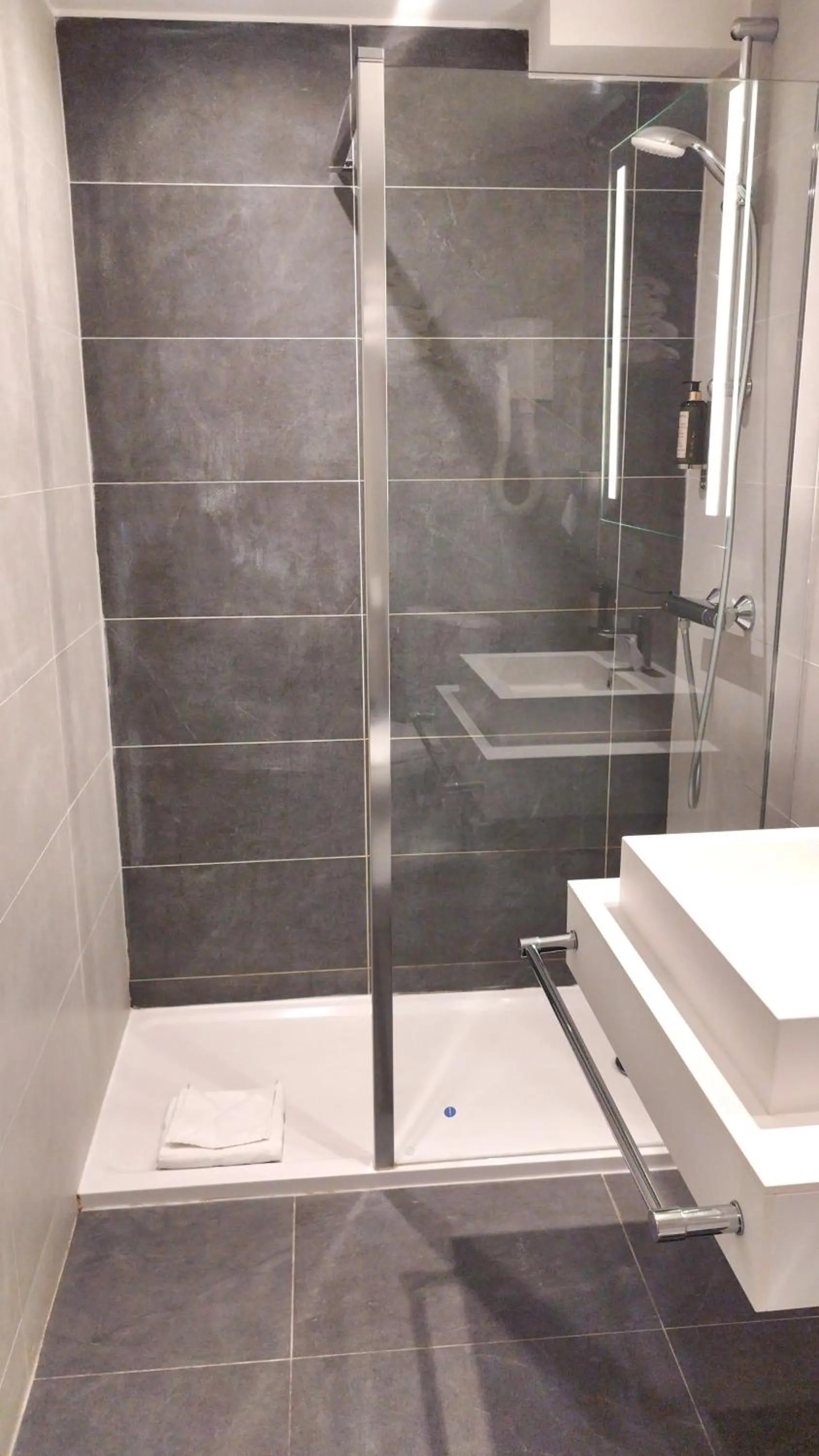 Bathroom in Avia Hôtel Saphir Montparnasse