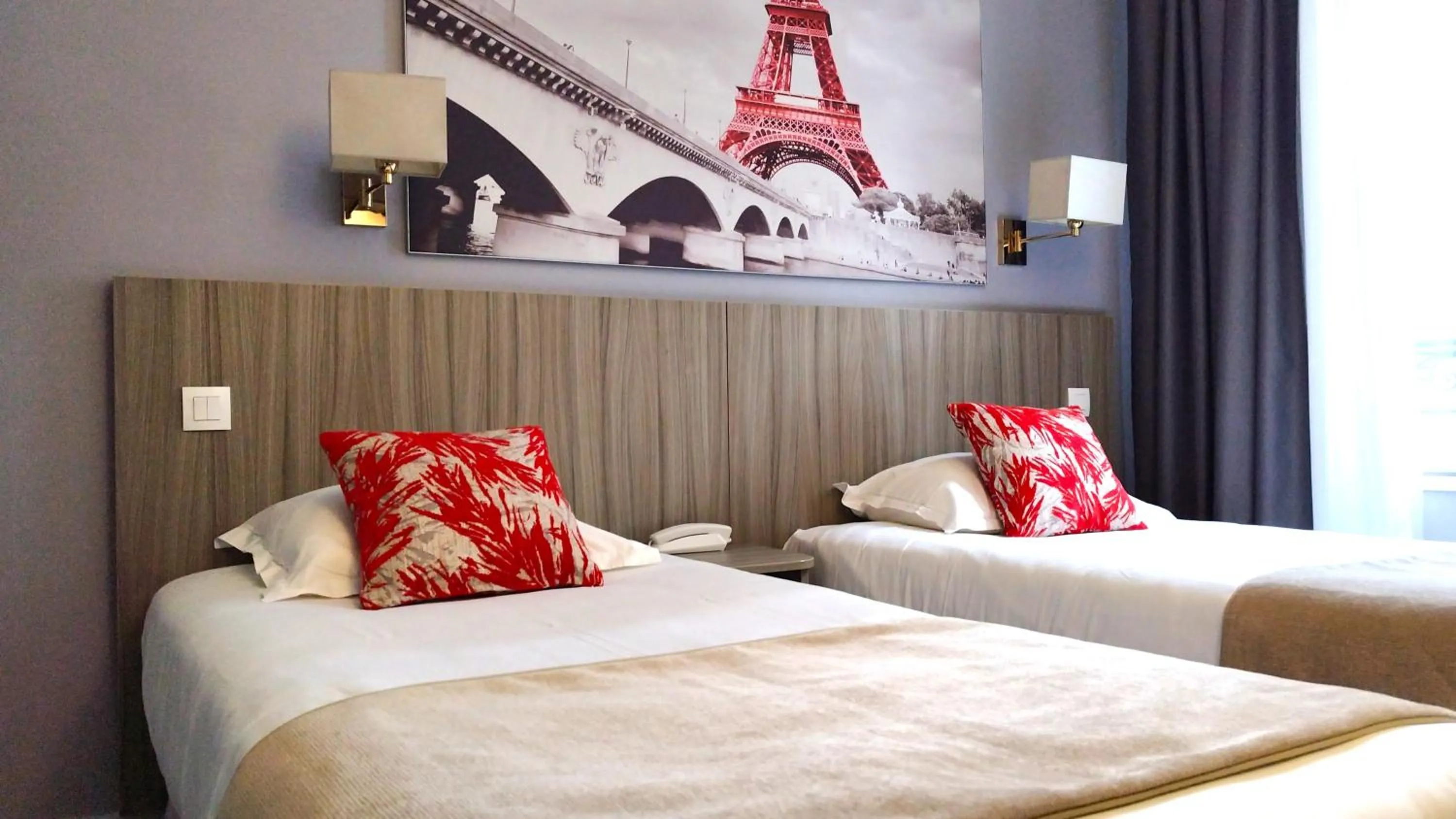 Property building, Bed in Avia Hôtel Saphir Montparnasse