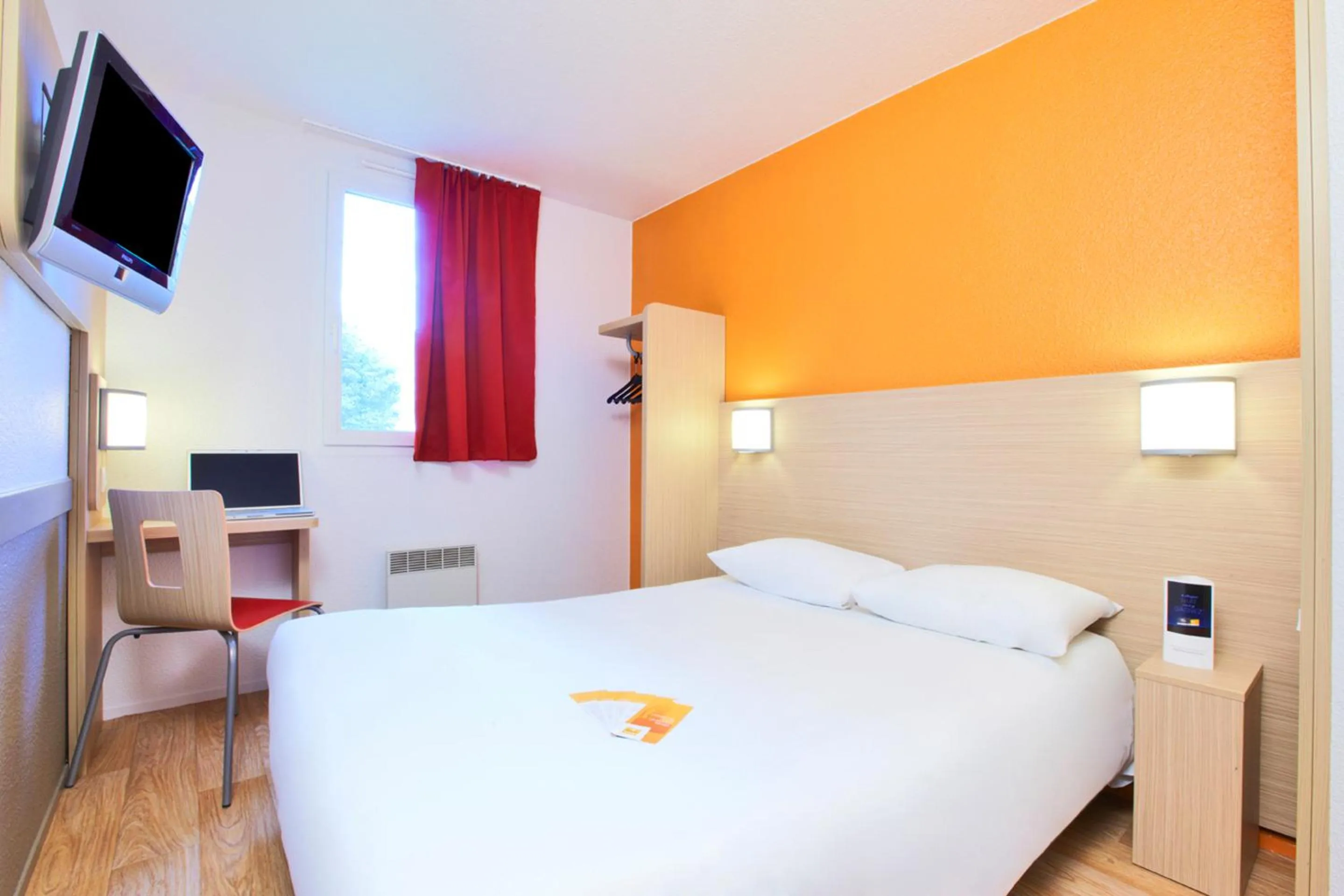 Bedroom, Bed in Première Classe Montélimar Nord - A7 sortie 17