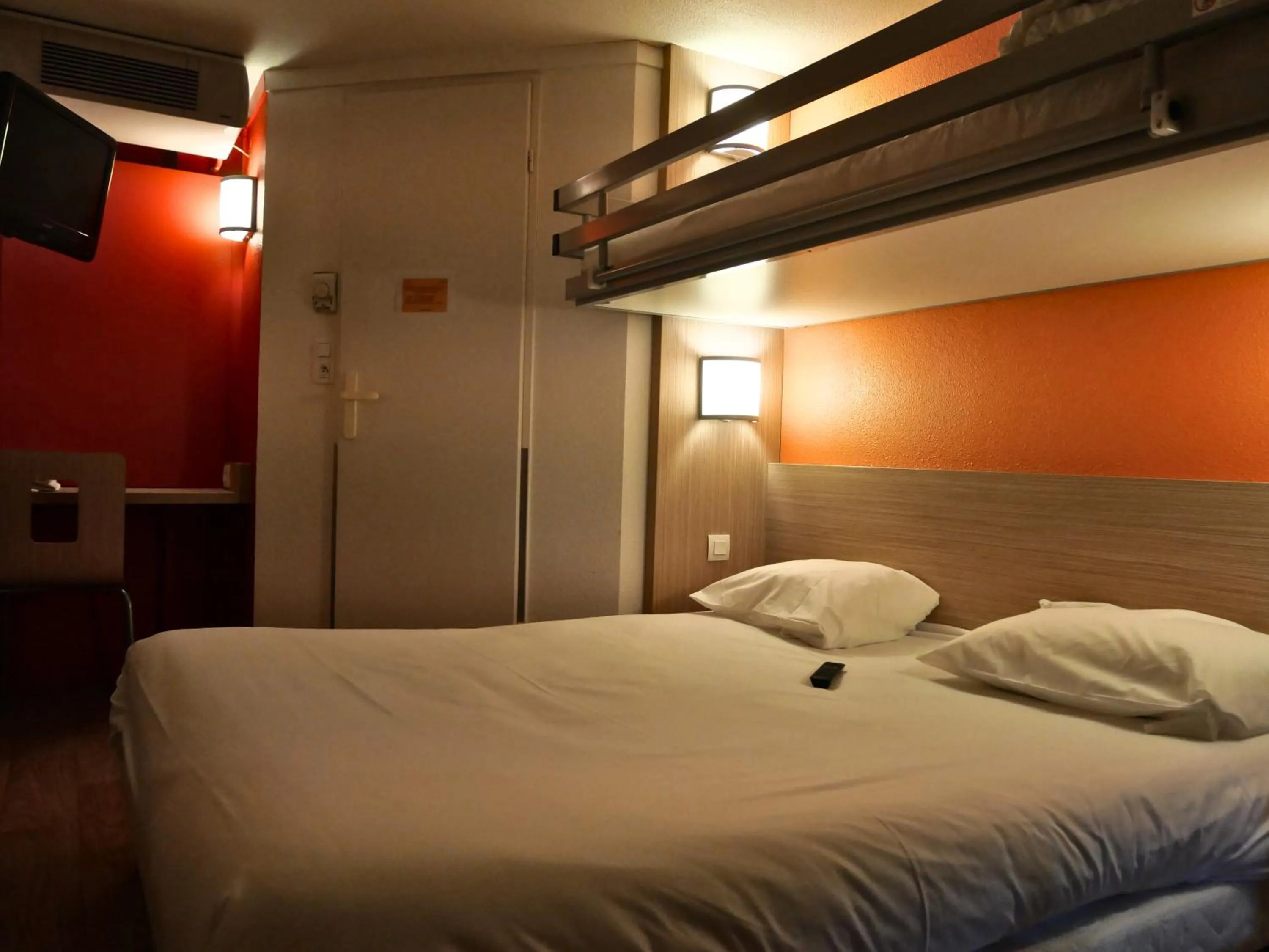 Bedroom, Bed in Première Classe Montélimar Nord - A7 sortie 17