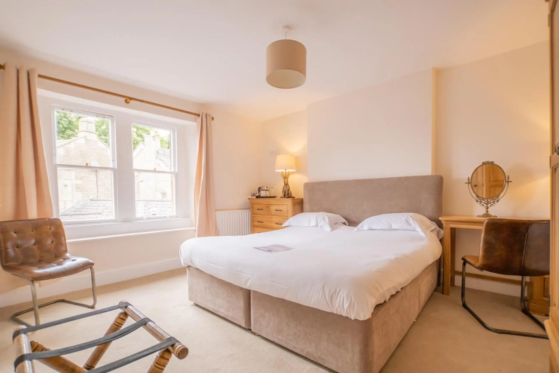 Bedroom, Bed in Rose and Crown Bath