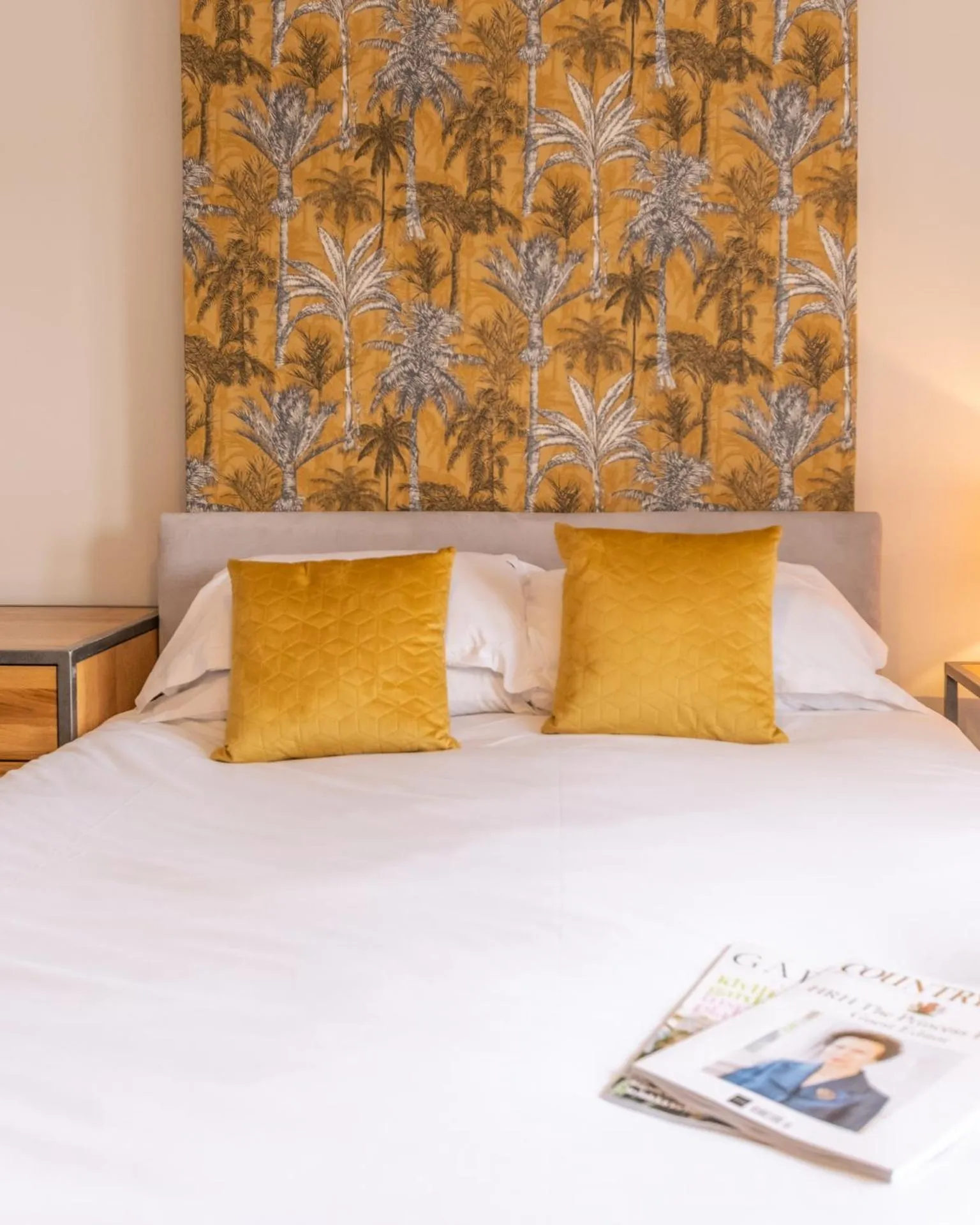 Bedroom, Bed in Rose and Crown Bath