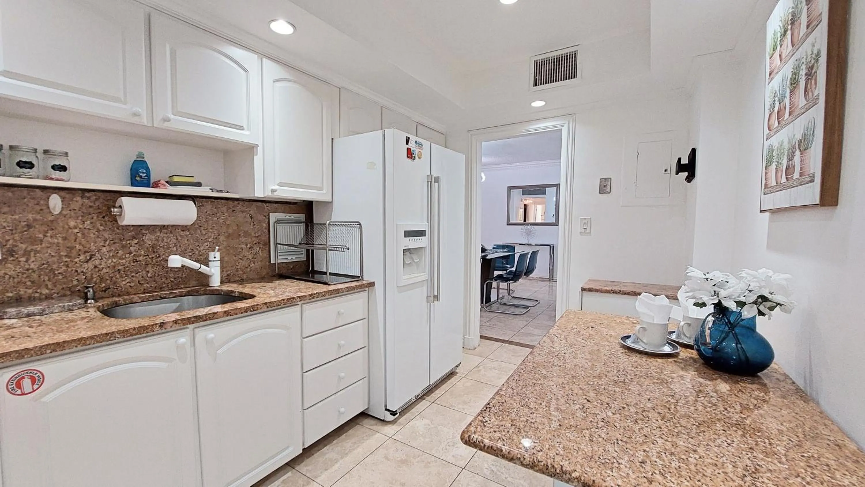 Kitchen or kitchenette in The Tides Apartments on the beach