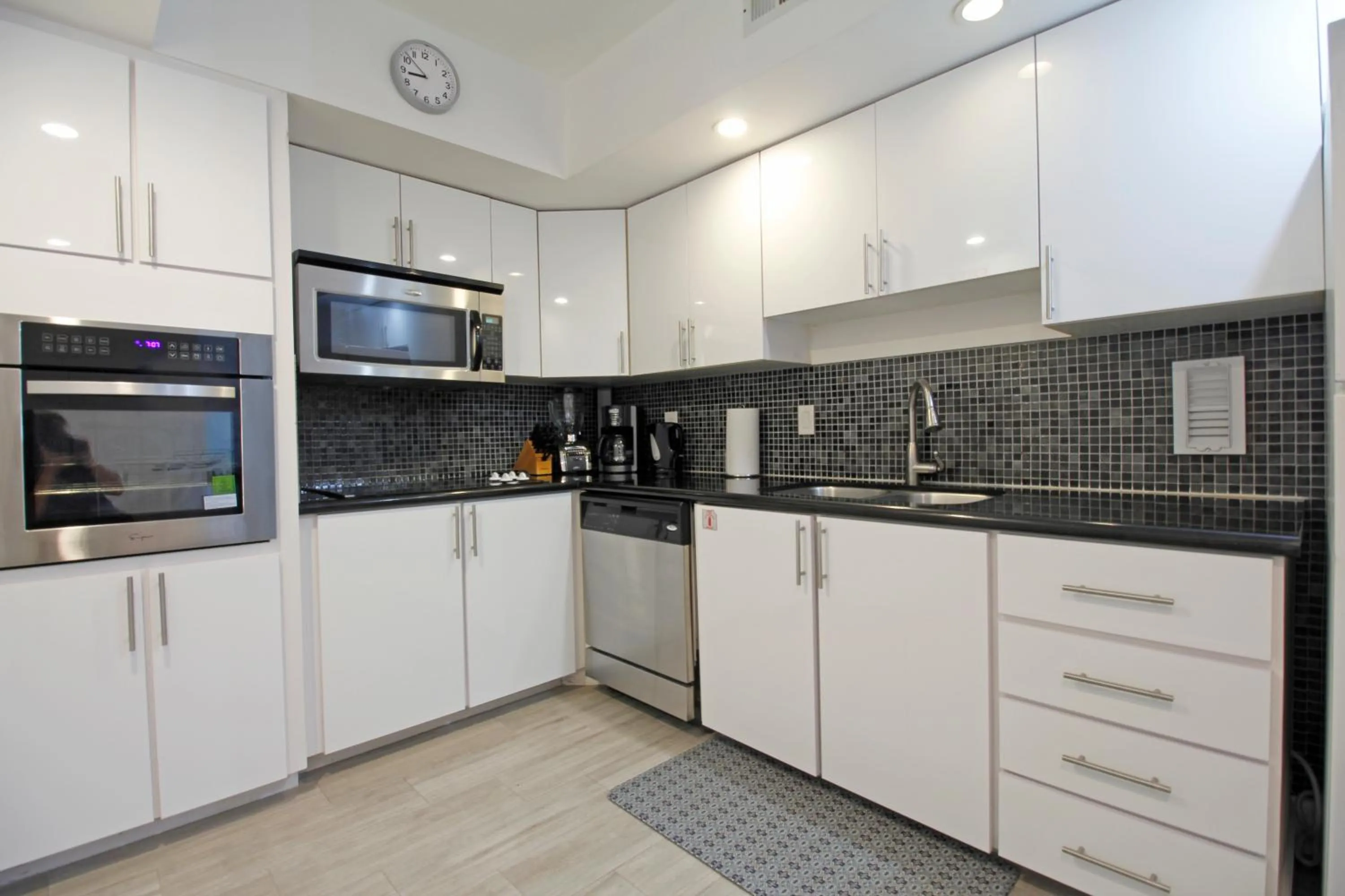 Kitchen or kitchenette in The Tides Apartments on the beach