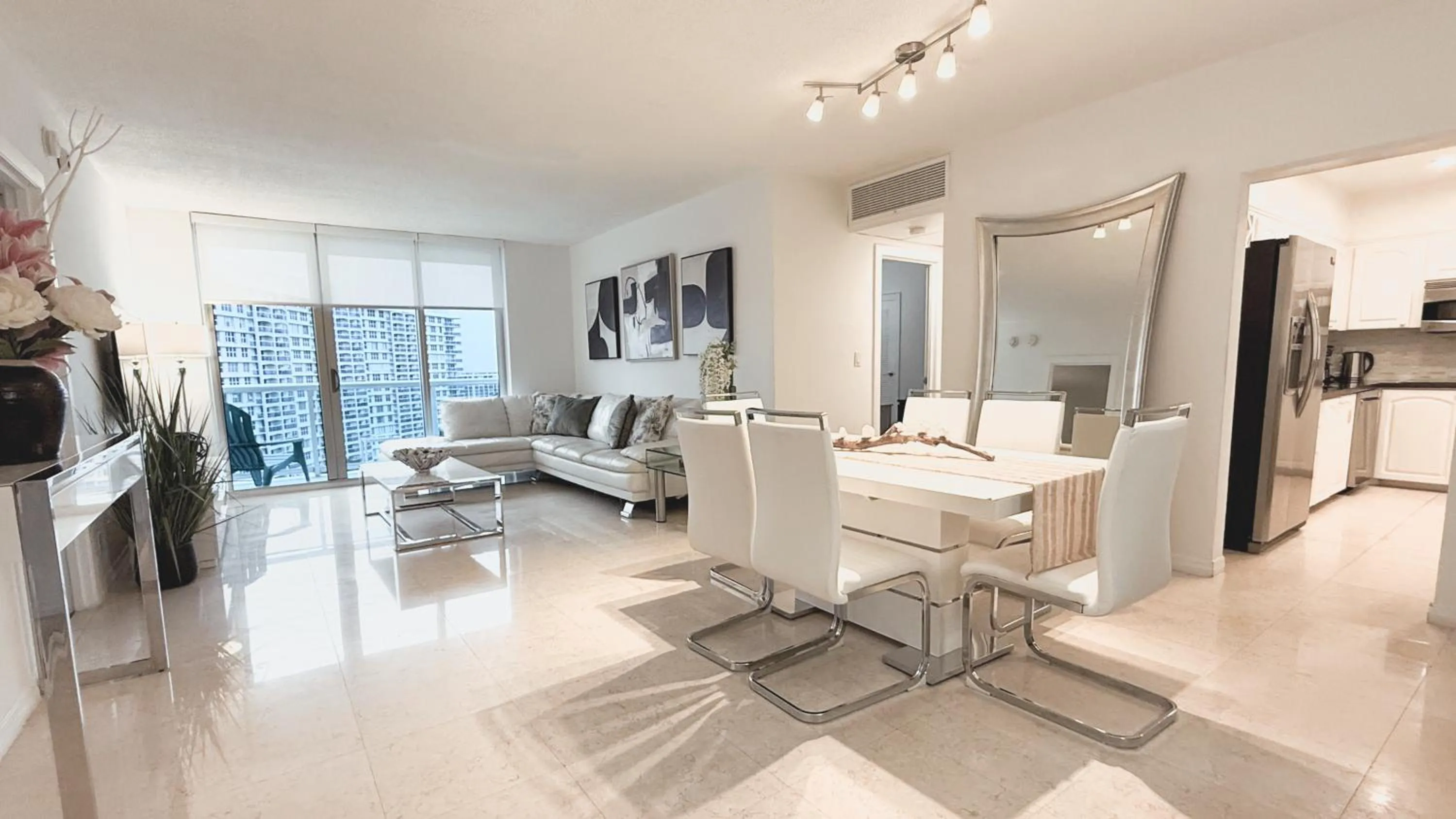 Kitchen or kitchenette in The Tides Apartments on the beach