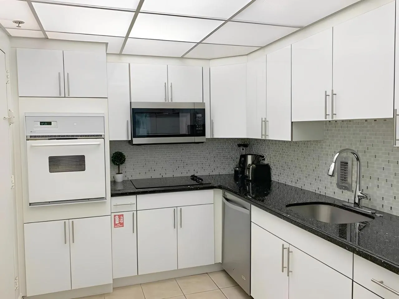 Kitchen or kitchenette in The Tides Apartments on the beach