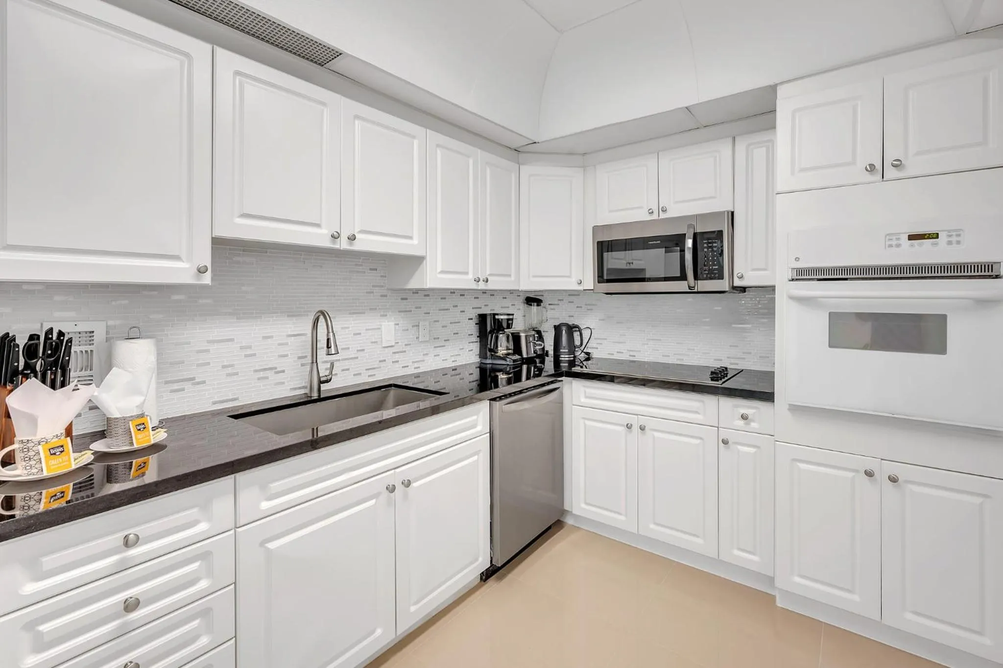Kitchen or kitchenette in The Tides Apartments on the beach