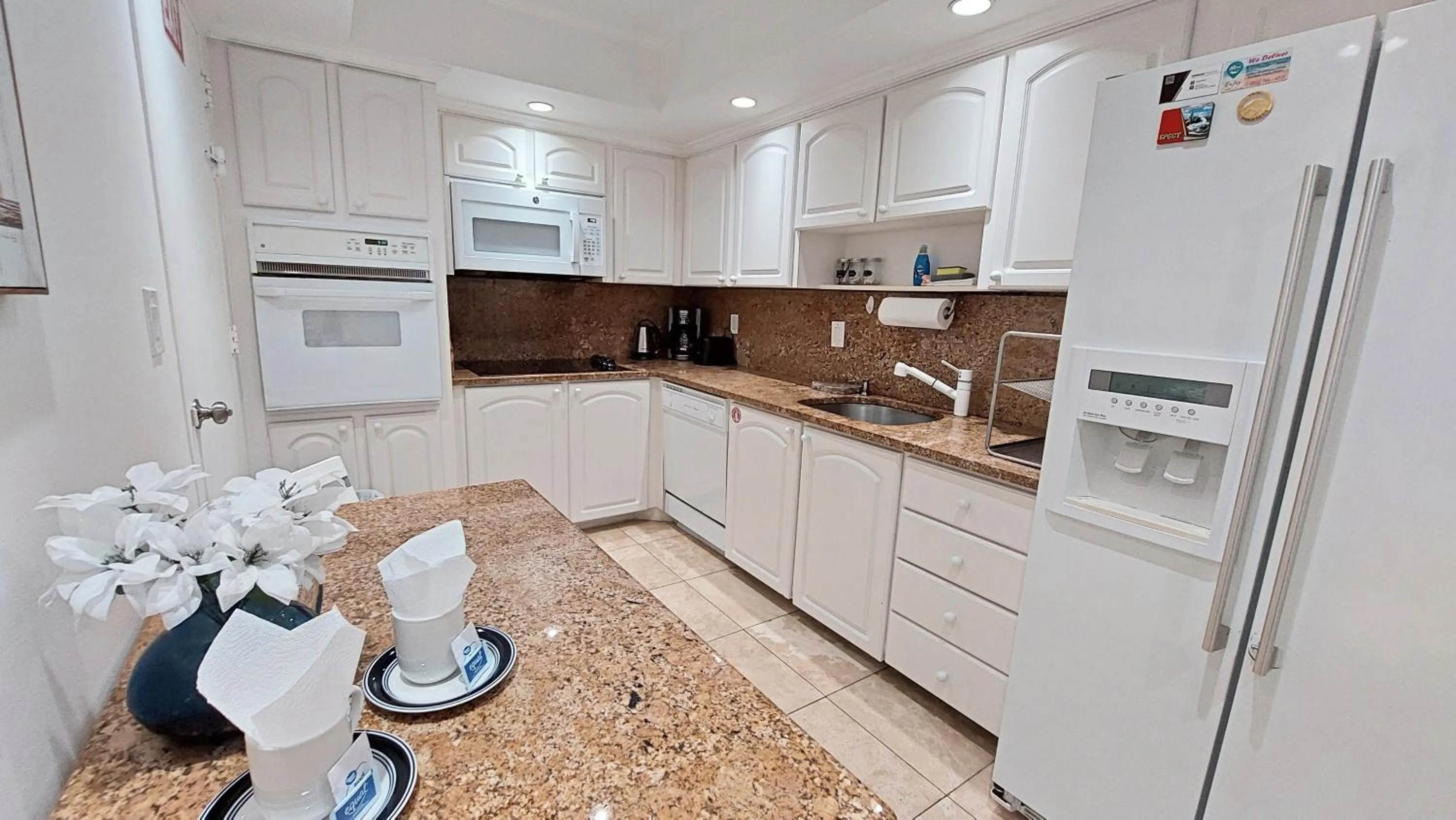 Kitchen or kitchenette in The Tides Apartments on the beach