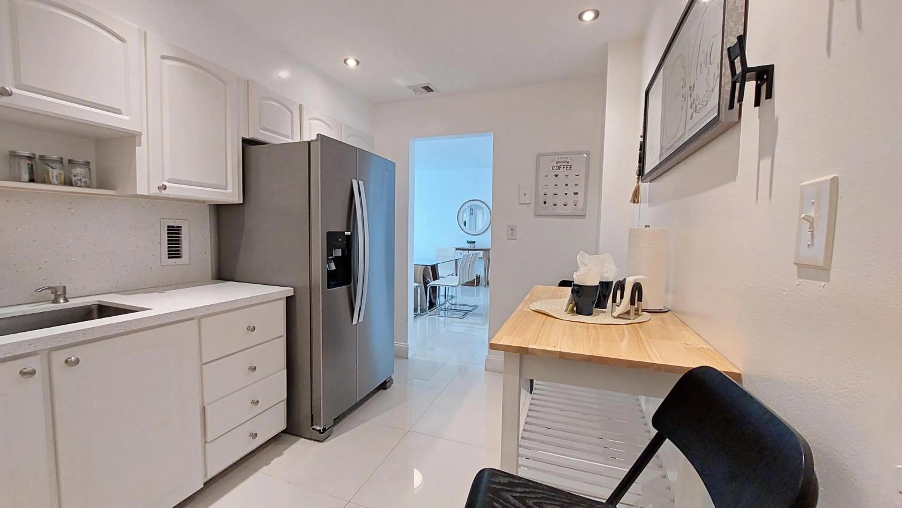 Kitchen or kitchenette in The Tides Apartments on the beach