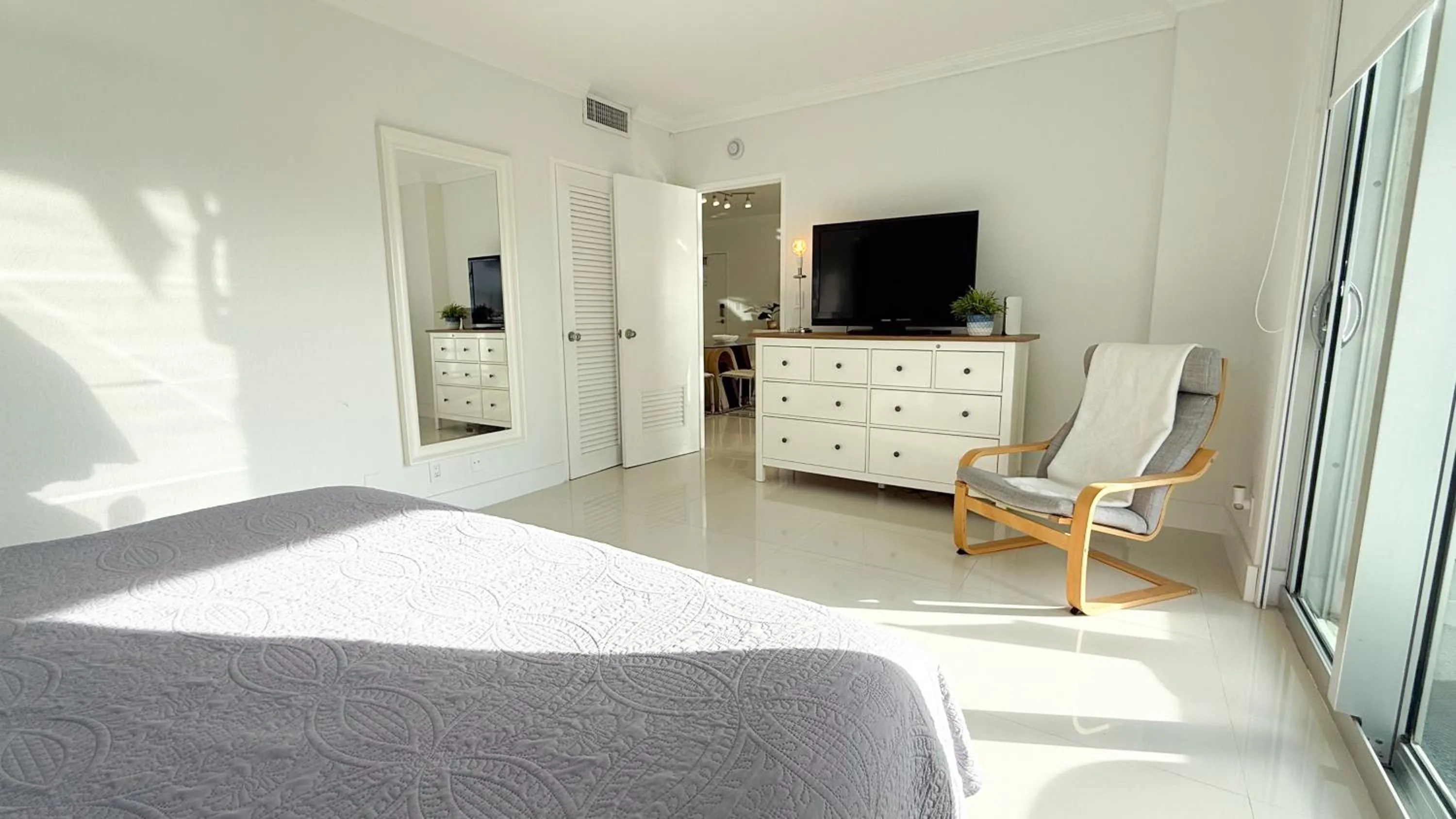 Bedroom, Bed in The Tides Apartments on the beach