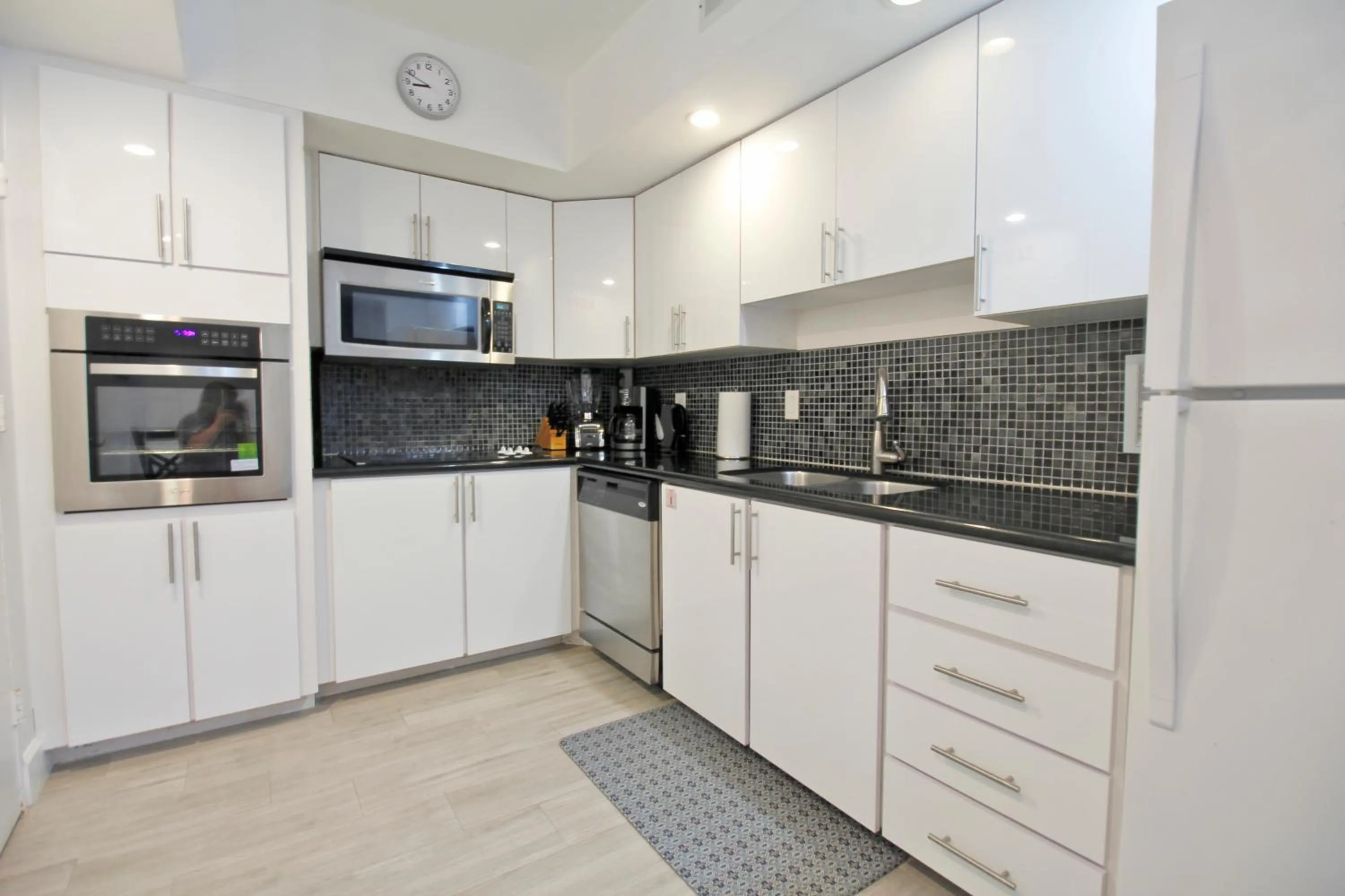 Kitchen or kitchenette in The Tides Apartments on the beach