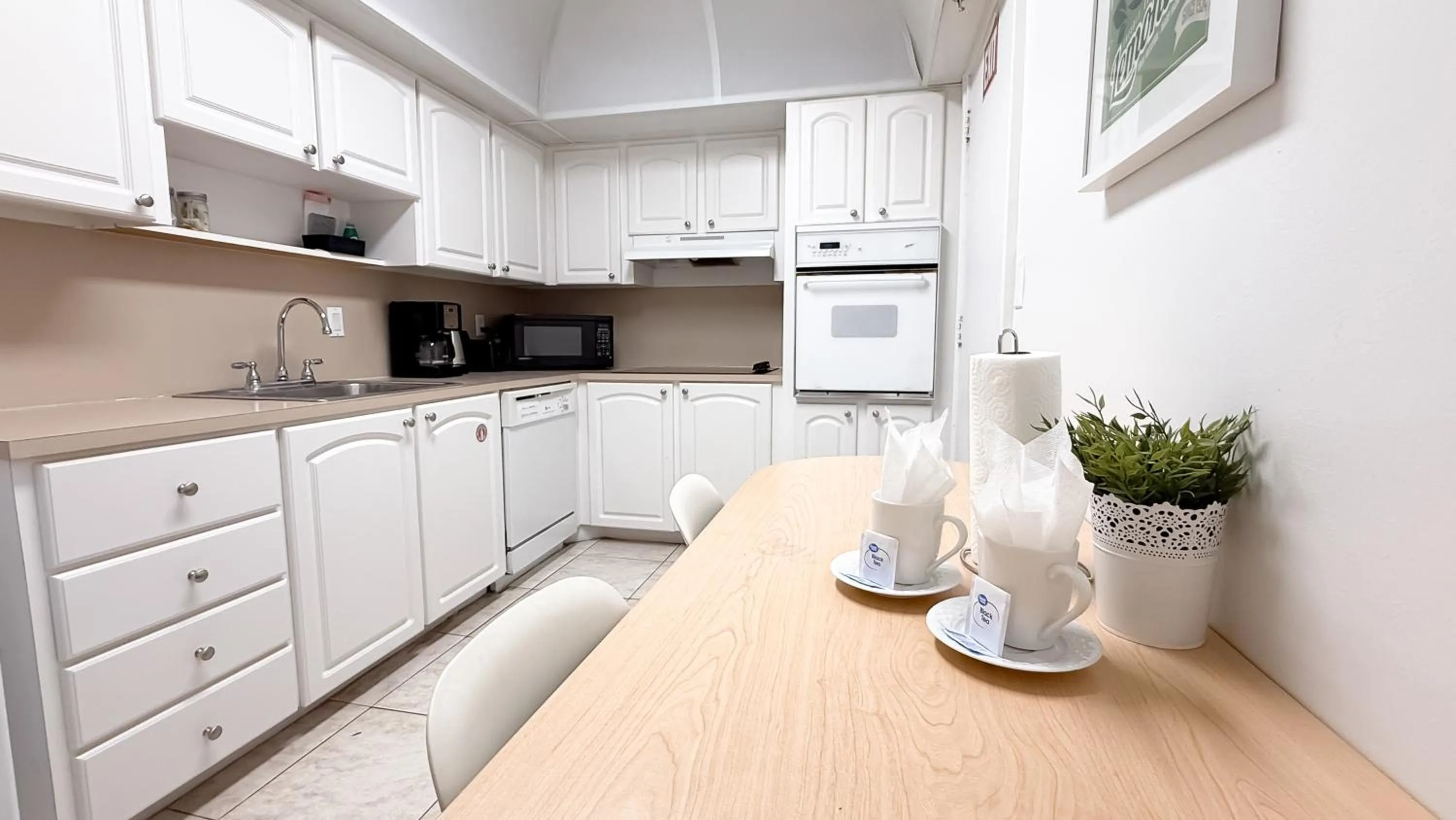 Kitchen or kitchenette in The Tides Apartments on the beach