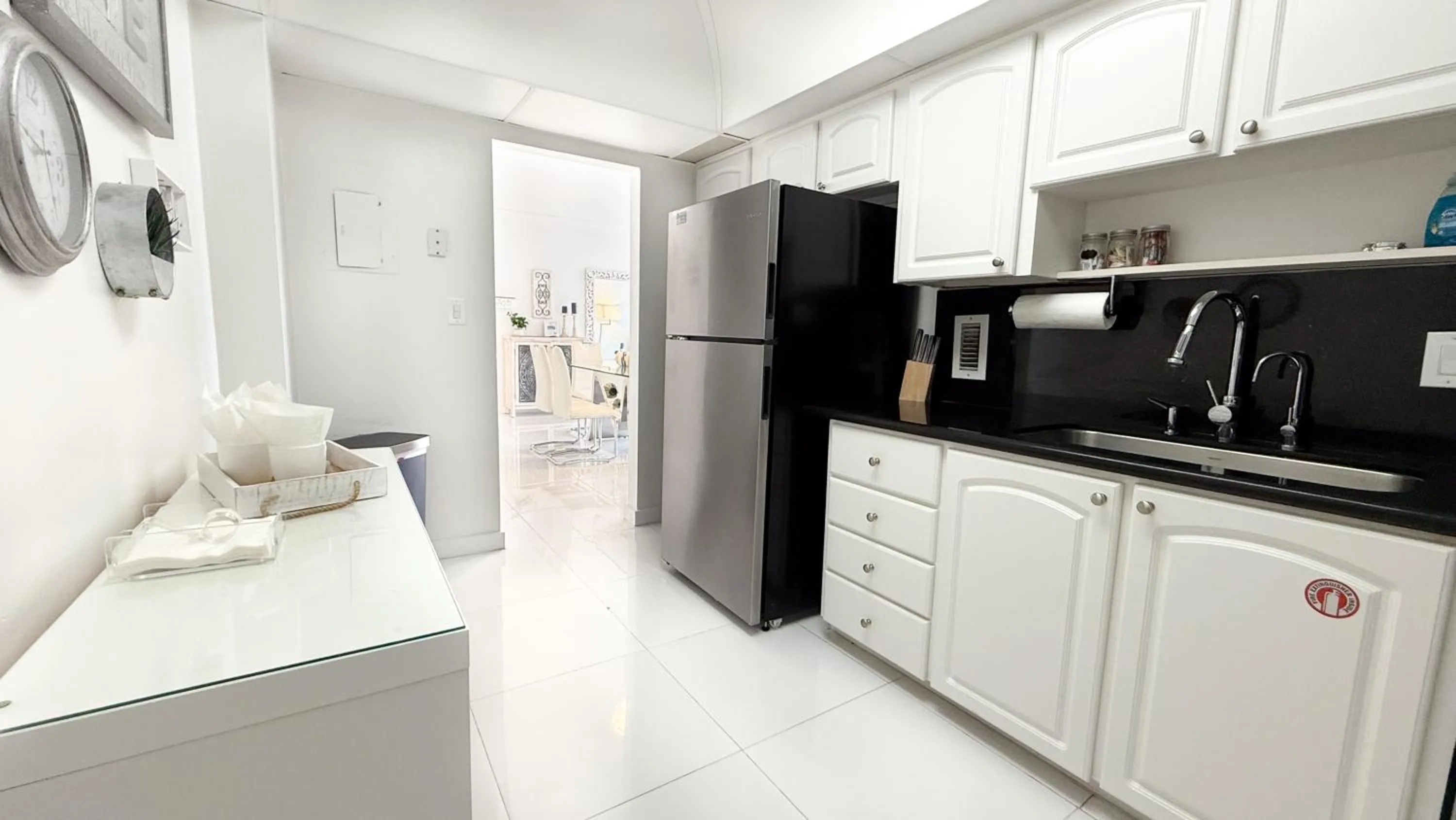 Kitchen or kitchenette in The Tides Apartments on the beach
