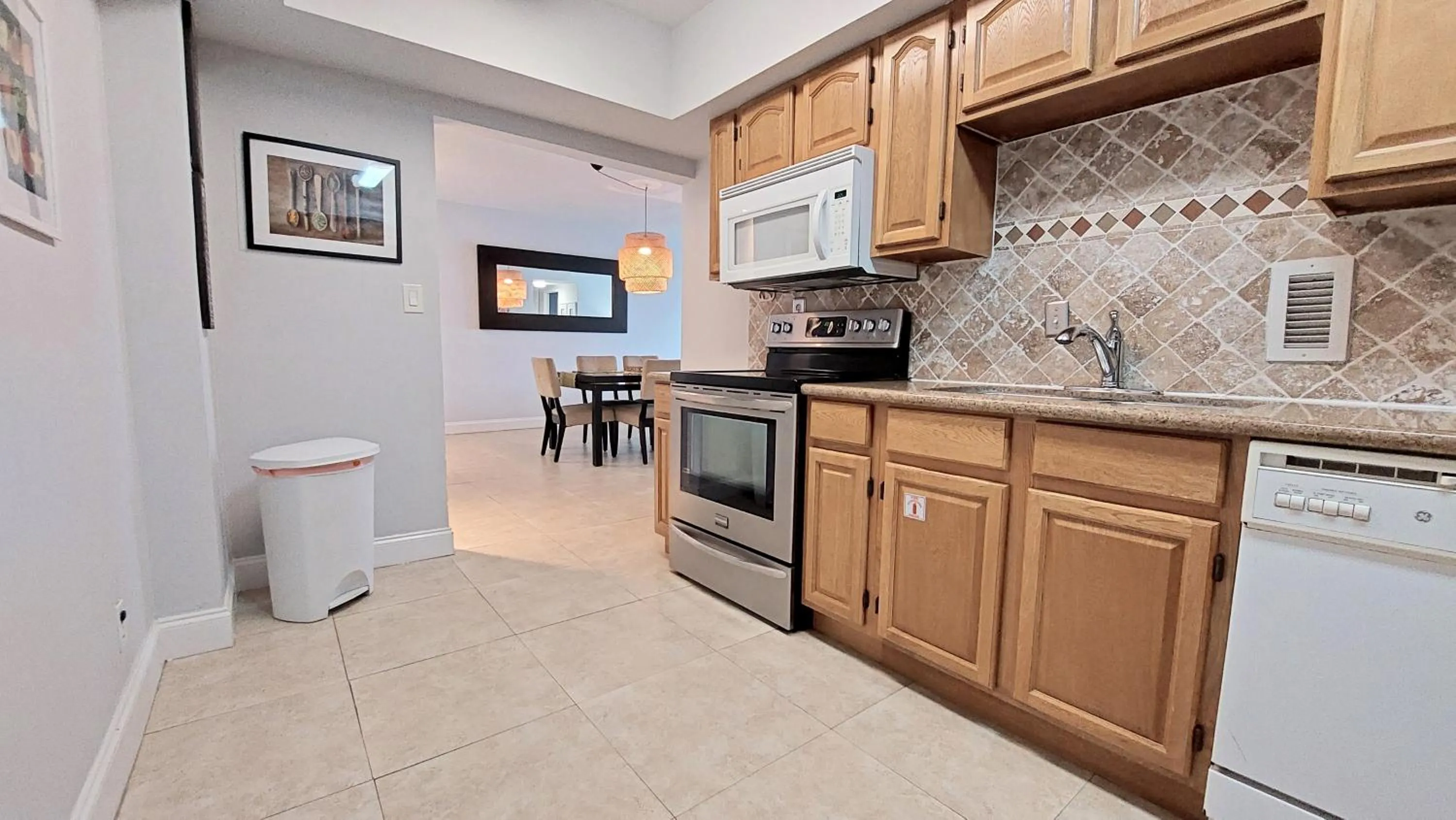 Kitchen or kitchenette in The Tides Apartments on the beach