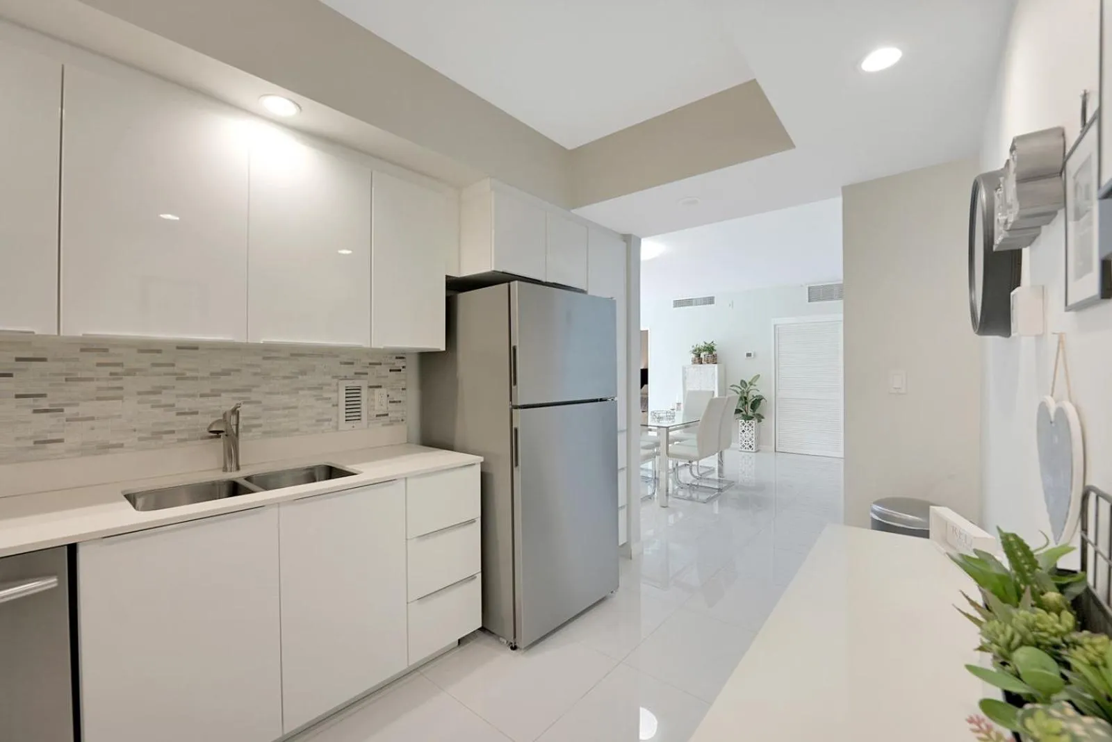 Kitchen or kitchenette in The Tides Apartments on the beach